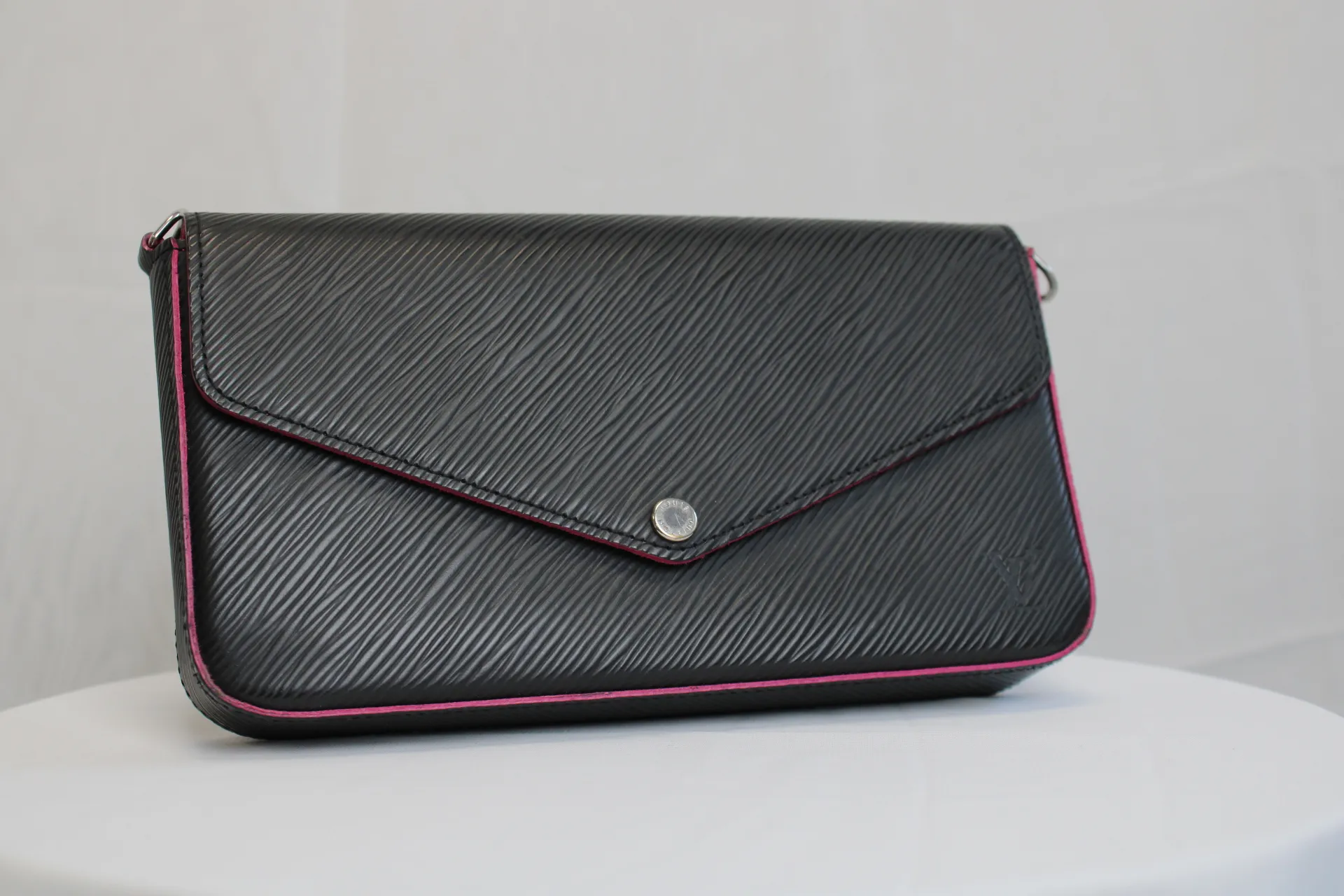 LOUIS VUITTON Epi Monogram Pochette Felicie Black Shoulder Bag LOUIS VUITTON Epi Monogram Pochette Felicie Black Shoulder Bag