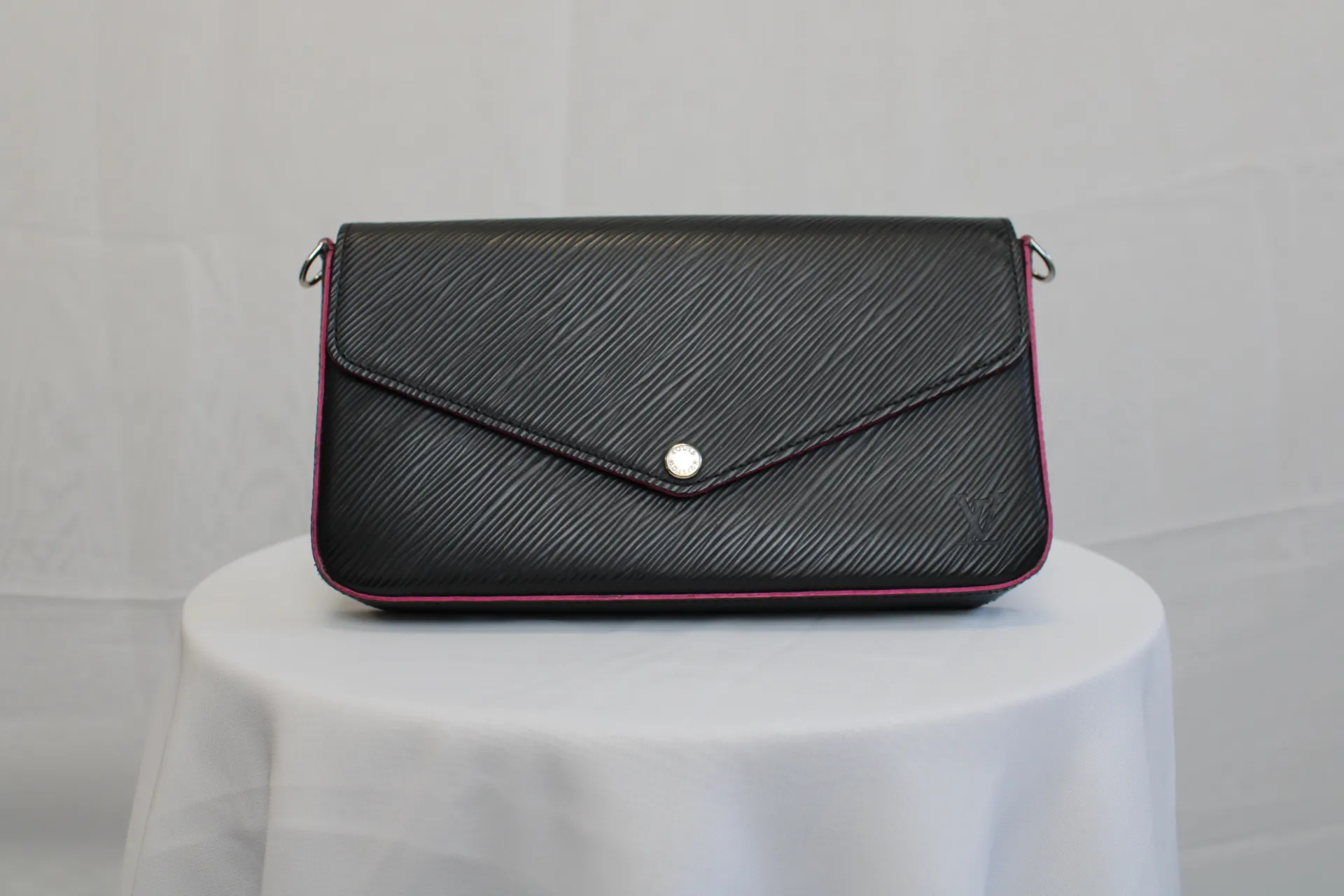 LOUIS VUITTON Epi Monogram Pochette Felicie Black Shoulder Bag LOUIS VUITTON Epi Monogram Pochette Felicie Black Shoulder Bag