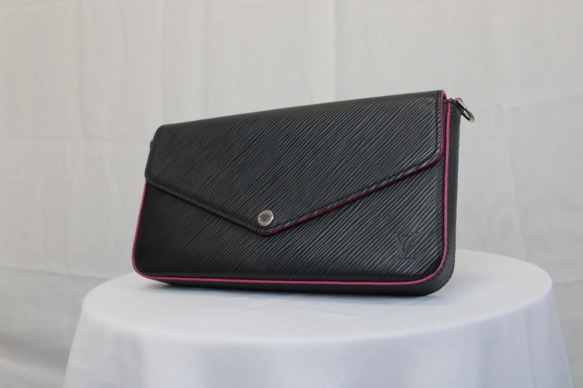 LOUIS VUITTON Epi Monogram Pochette Felicie Black Shoulder Bag LOUIS VUITTON Epi Monogram Pochette Felicie Black Shoulder Bag