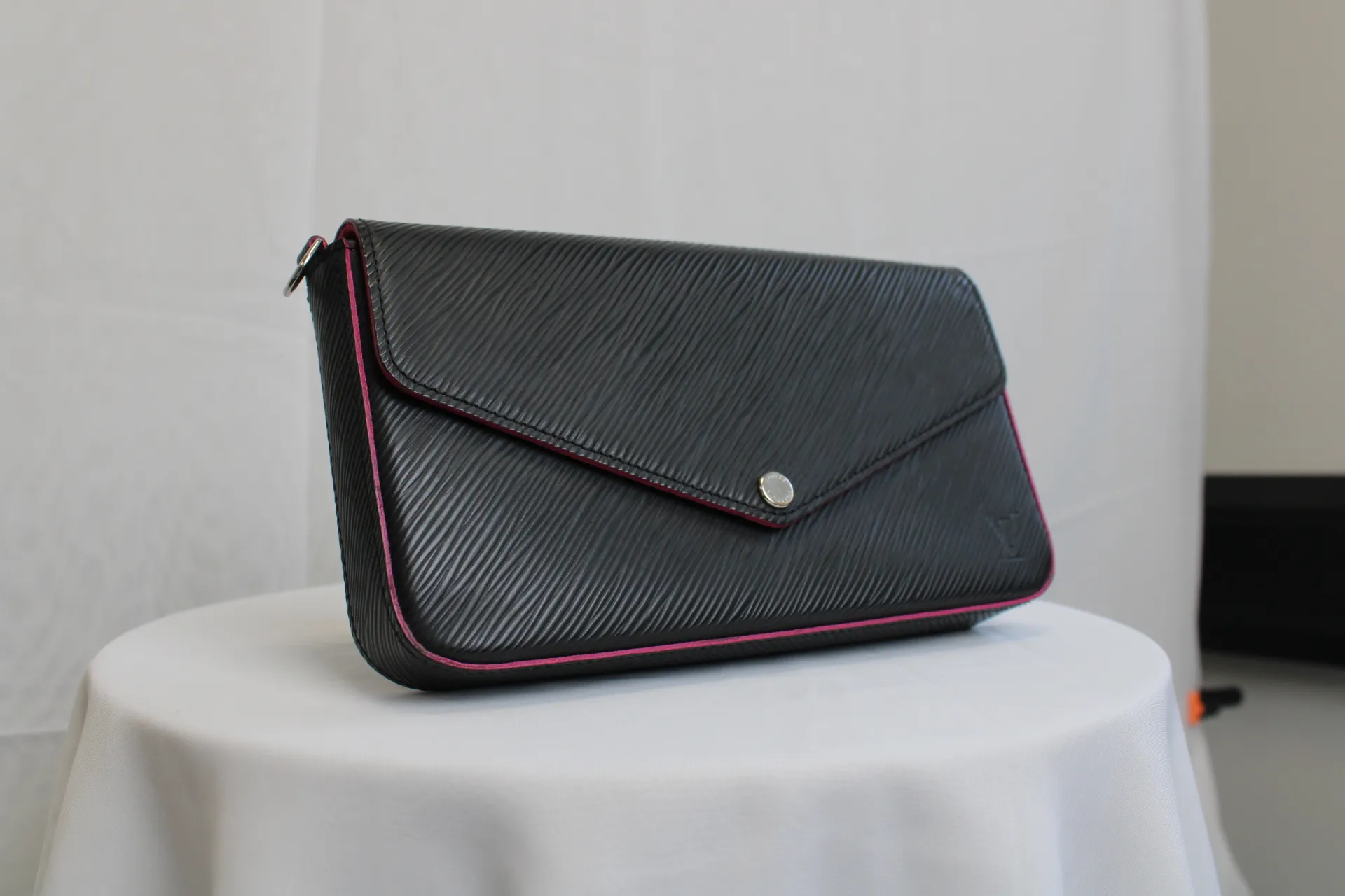 LOUIS VUITTON Epi Monogram Pochette Felicie Black Shoulder Bag LOUIS VUITTON Epi Monogram Pochette Felicie Black Shoulder Bag