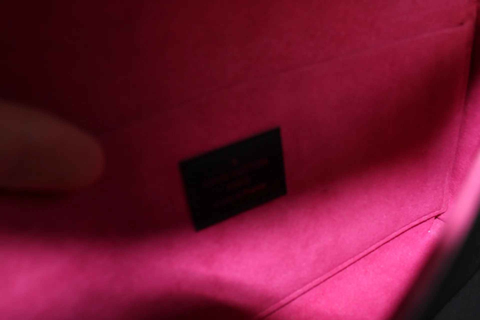 LOUIS VUITTON Epi Monogram Pochette Felicie Black Shoulder Bag LOUIS VUITTON Epi Monogram Pochette Felicie Black Shoulder Bag