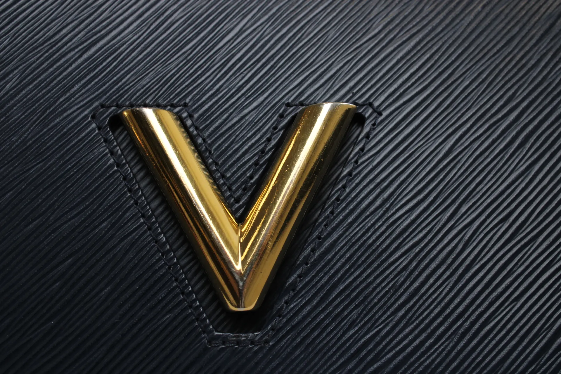 Louis Vuitton Twist MM Chain Bag Louis Vuitton Twist MM Chain Bag