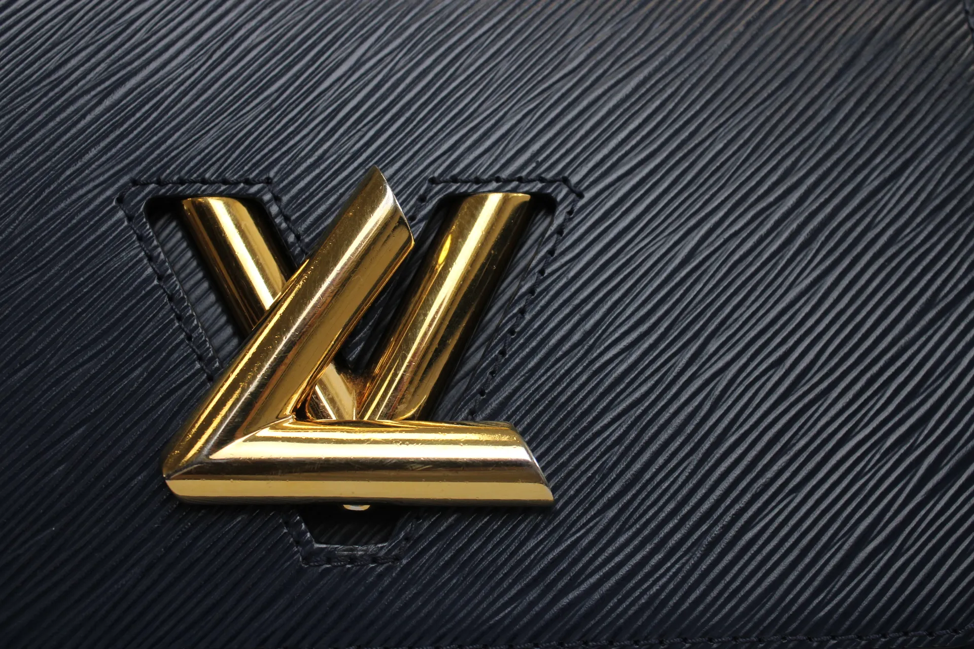 Louis Vuitton Twist MM Chain Bag Louis Vuitton Twist MM Chain Bag