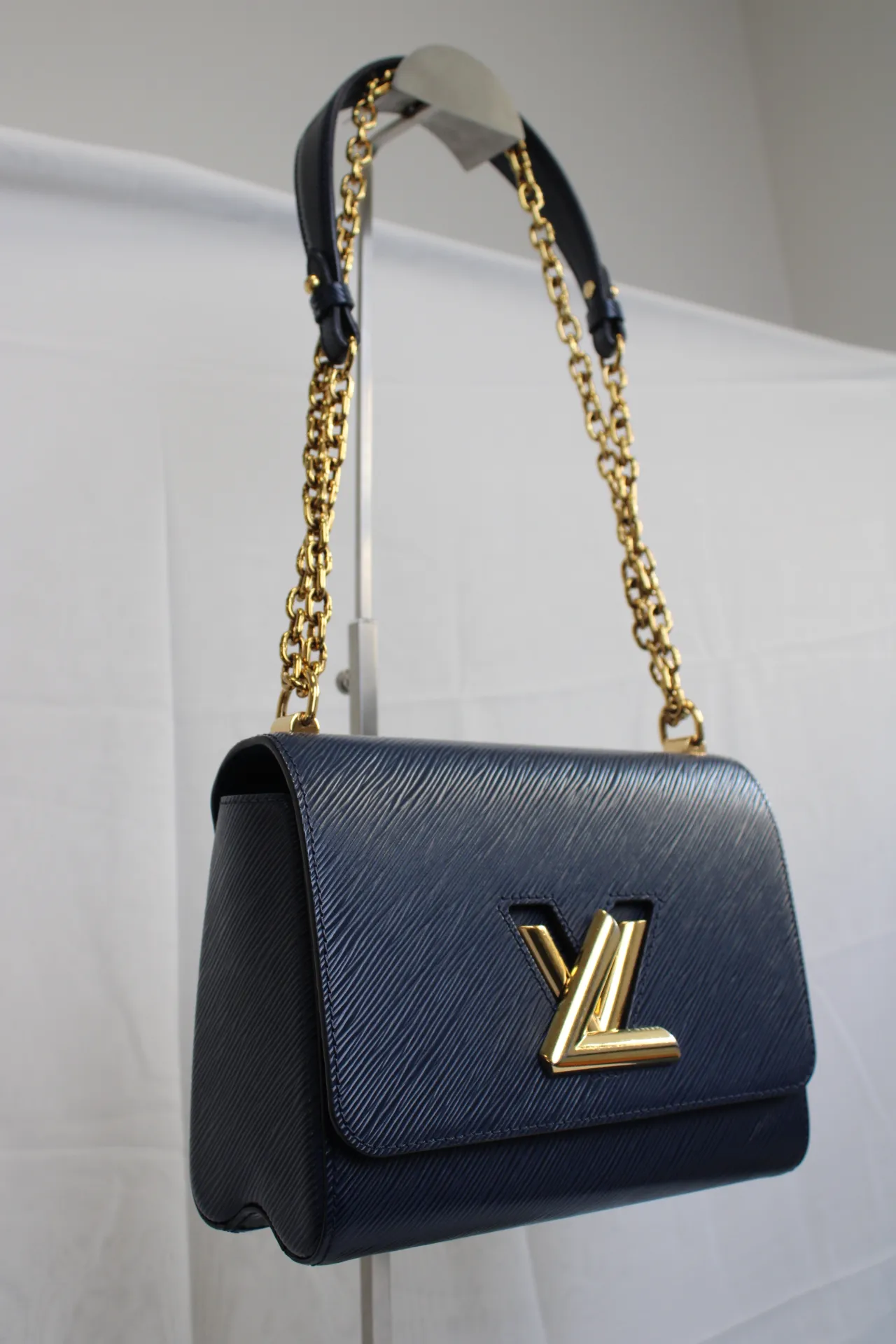 Louis Vuitton Twist MM Chain Bag Louis Vuitton Twist MM Chain Bag