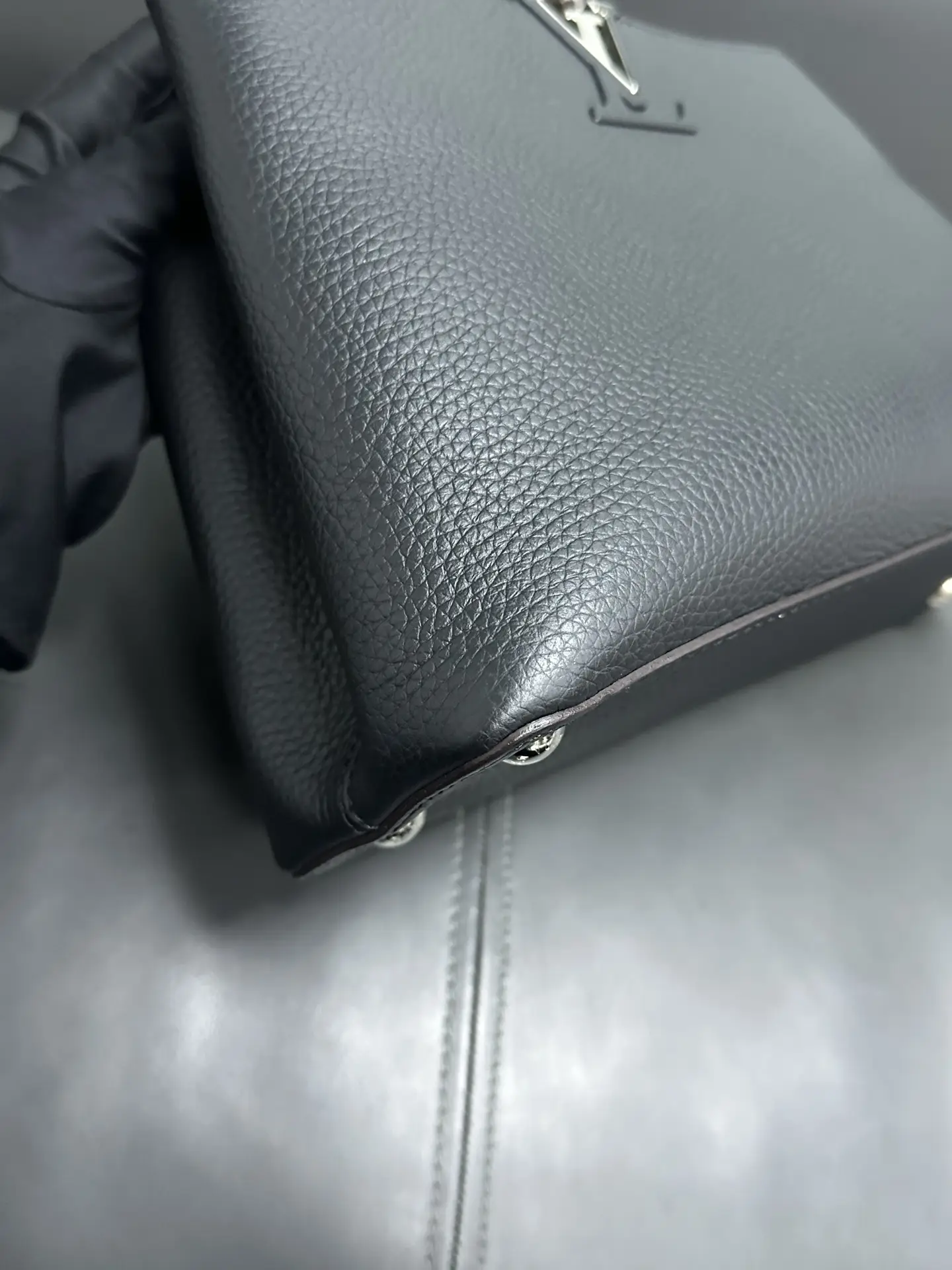 Louis Vuitton Capucines MM Black Leather & Python Top Handle Limited Edition Louis Vuitton Capucines MM Black Leather & Python Top Handle Limited Edition