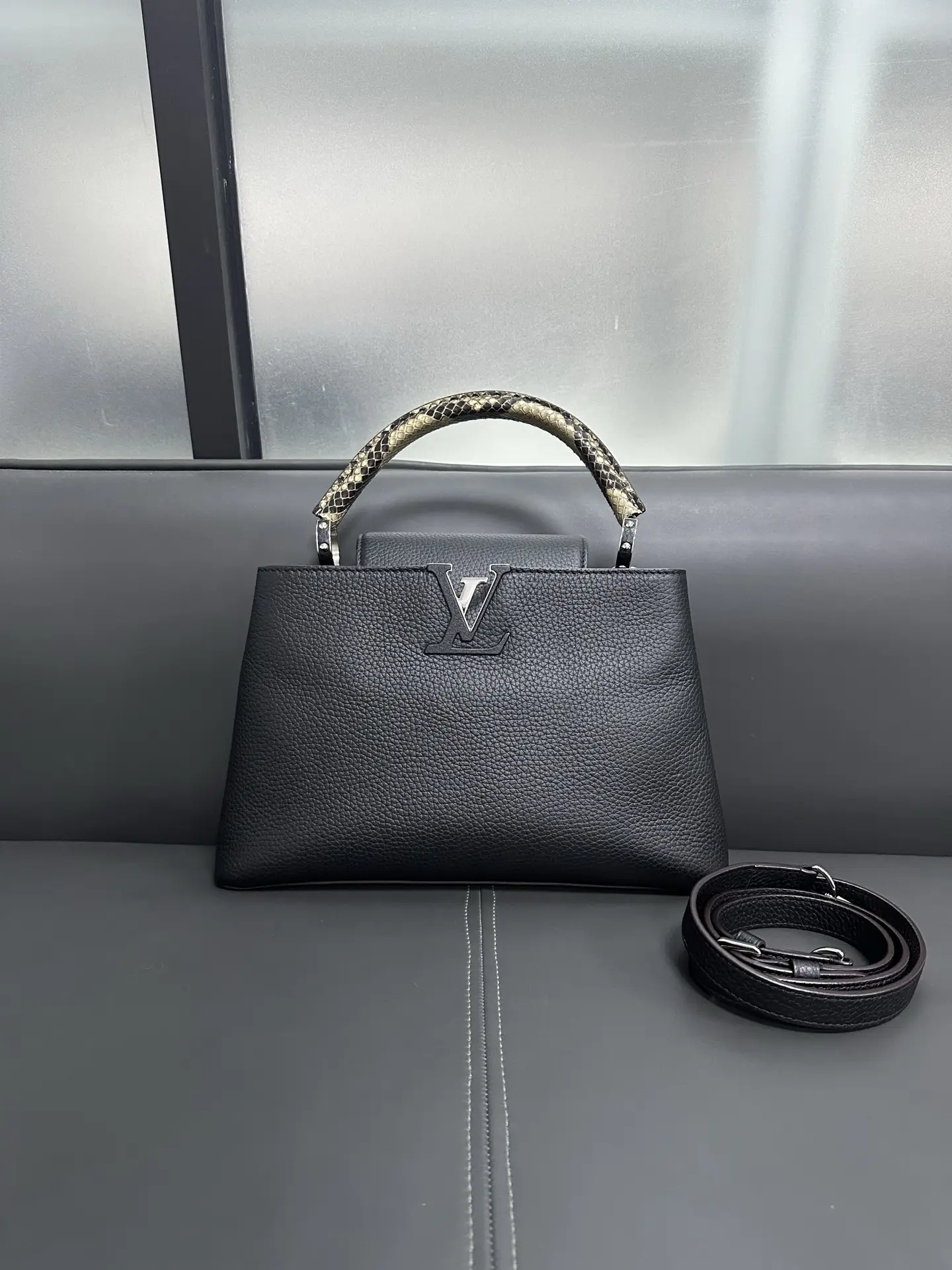 Louis Vuitton Capucines MM Black Leather & Python Top Handle Limited Edition Louis Vuitton Capucines MM Black Leather & Python Top Handle Limited Edition