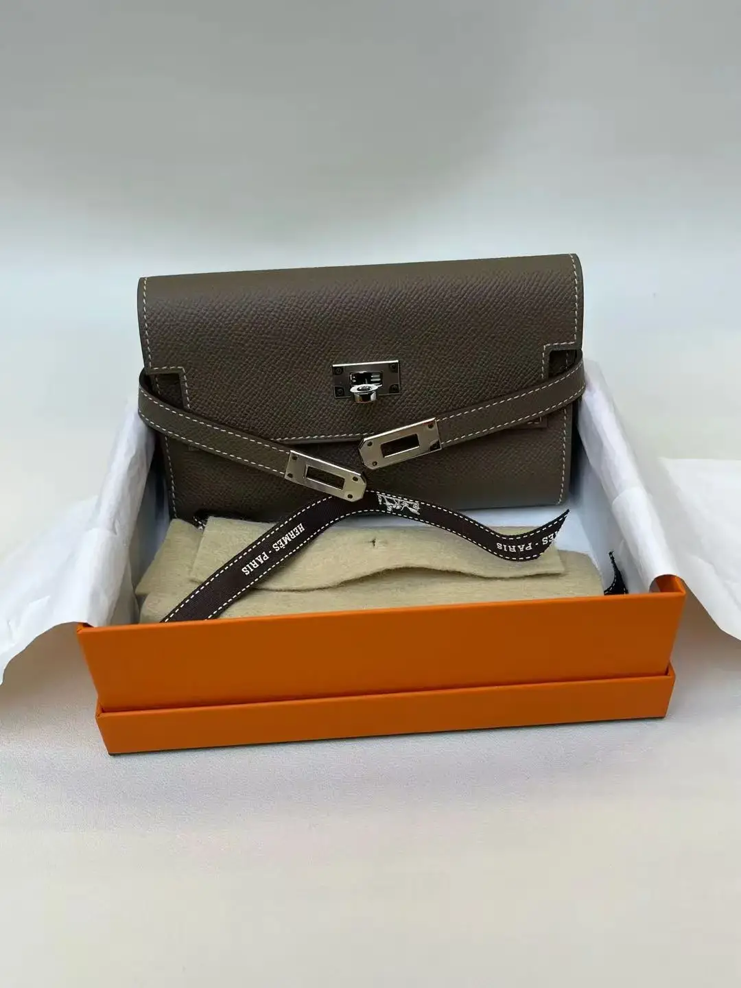 Hermès Long Wallet Kelly in Etoupe Gray Hermès Long Wallet Kelly in Etoupe Gray