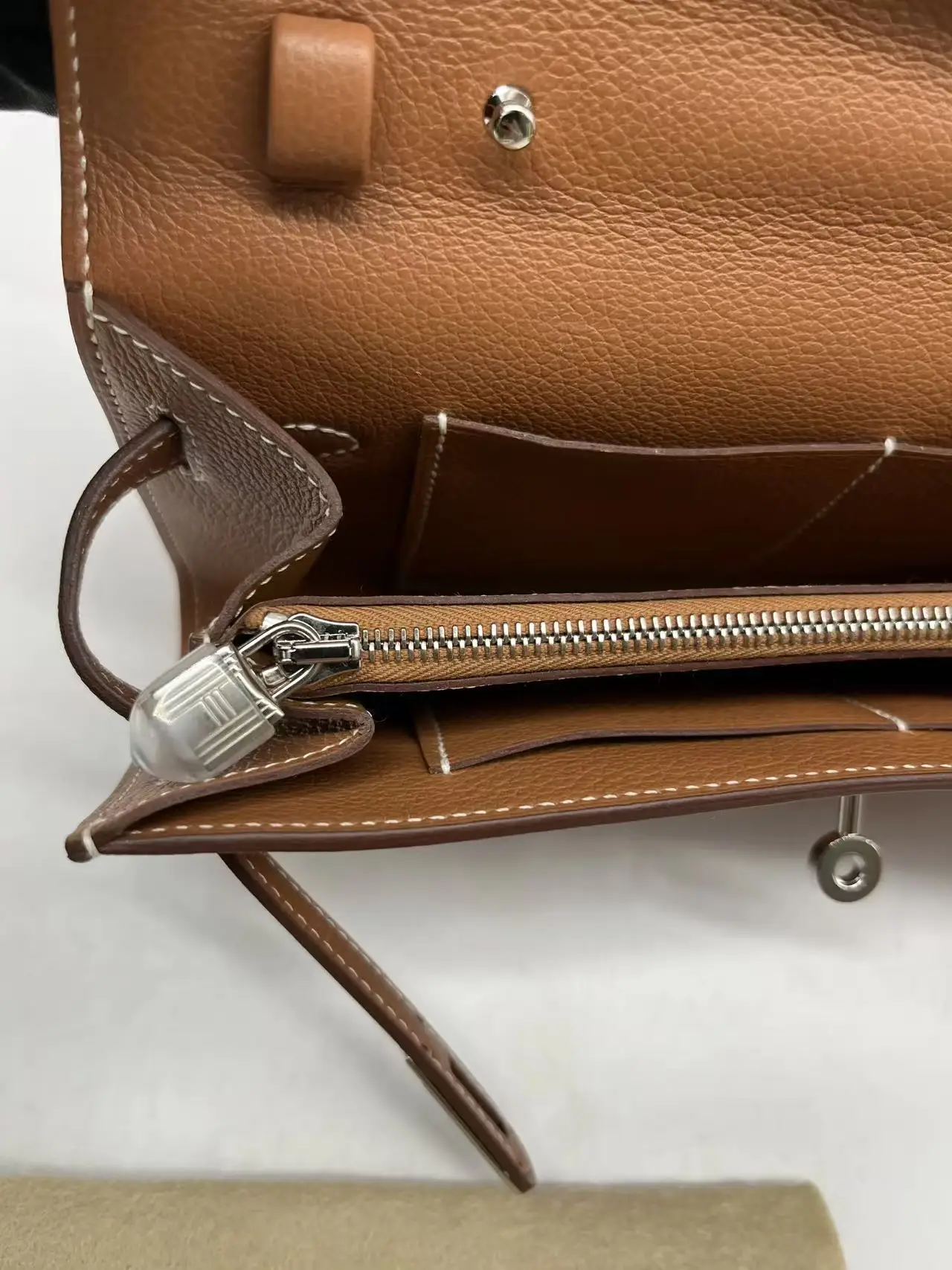 Hermès Kelly To Go Gold Epsom Gold Hardware Hermès Kelly To Go Gold Epsom Gold Hardware