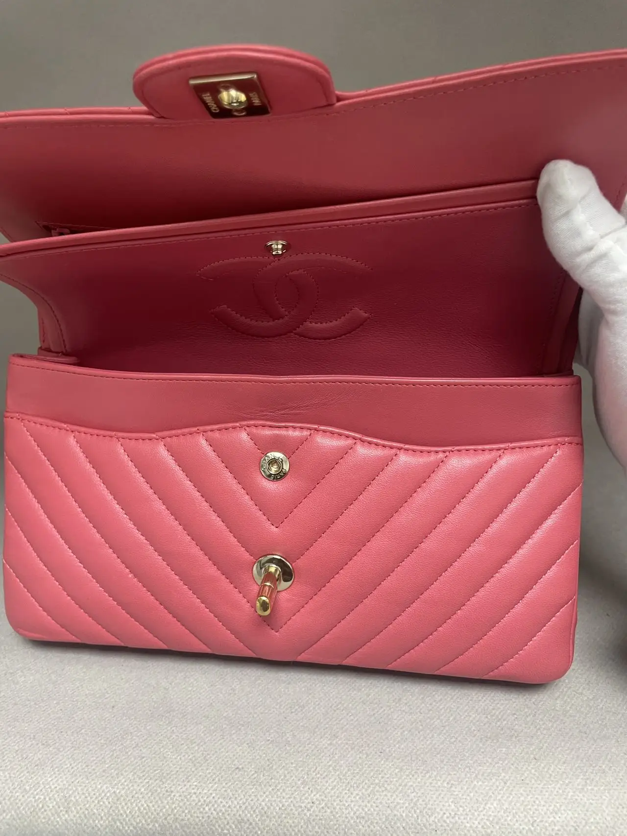 CHANEL Pink Medium Classic Chevron Lambskin Double Flap CHANEL Pink Medium Classic Chevron Lambskin Double Flap