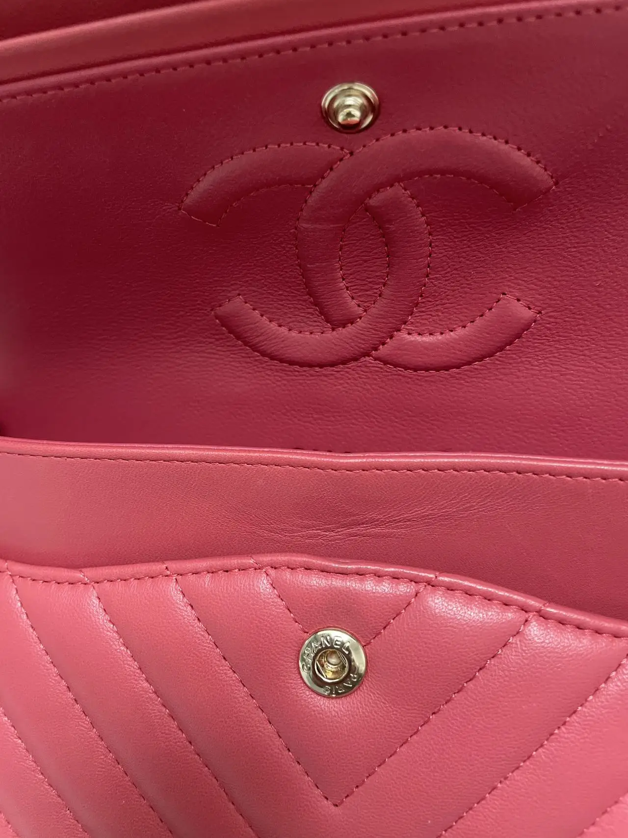CHANEL Pink Medium Classic Chevron Lambskin Double Flap CHANEL Pink Medium Classic Chevron Lambskin Double Flap