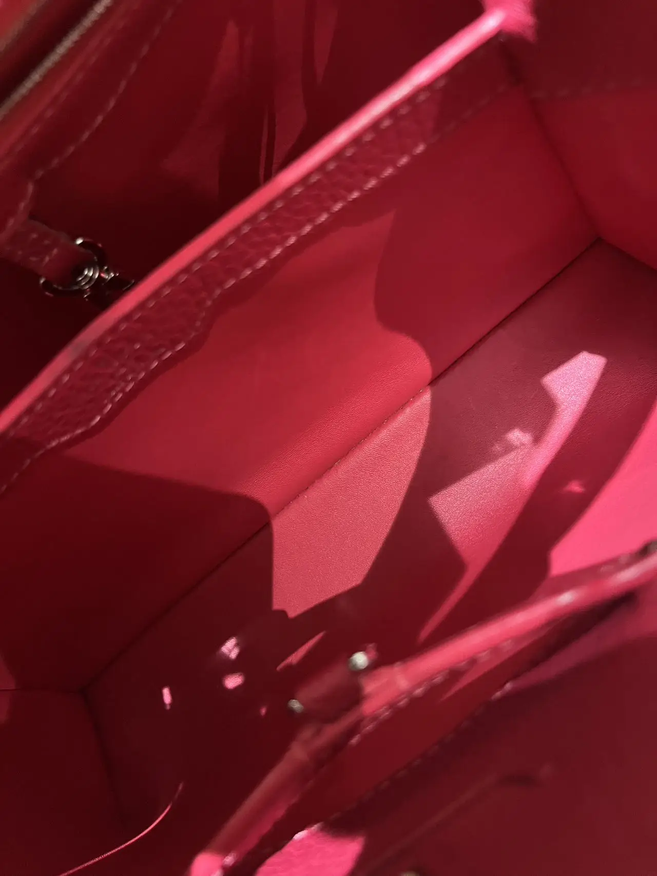 LOUIS VUITTON Capucines MM Handbag Red Grained Leather LOUIS VUITTON Capucines MM Handbag Red Grained Leather