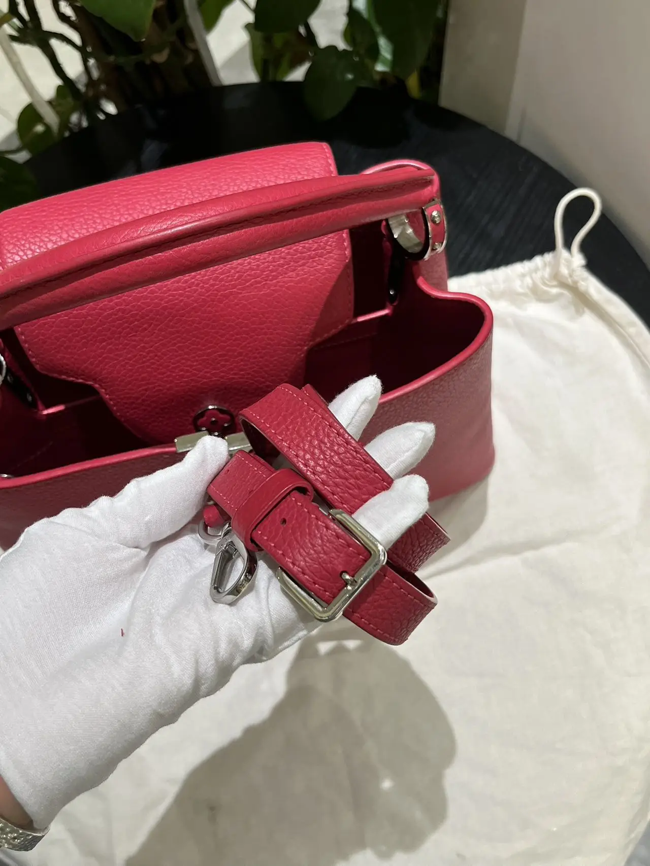 LOUIS VUITTON Capucines MM Handbag Red Grained Leather LOUIS VUITTON Capucines MM Handbag Red Grained Leather