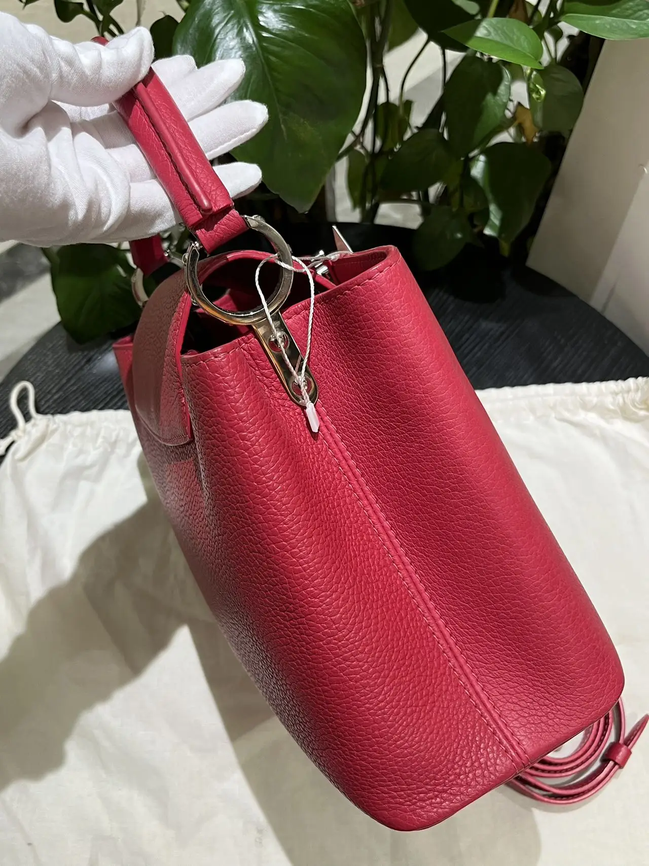 LOUIS VUITTON Capucines MM Handbag Red Grained Leather LOUIS VUITTON Capucines MM Handbag Red Grained Leather