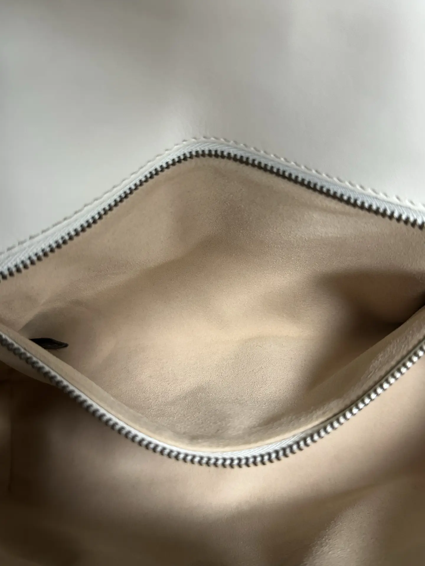 GUCCI GG Marmont Bag Medium White GUCCI GG Marmont Bag Medium White