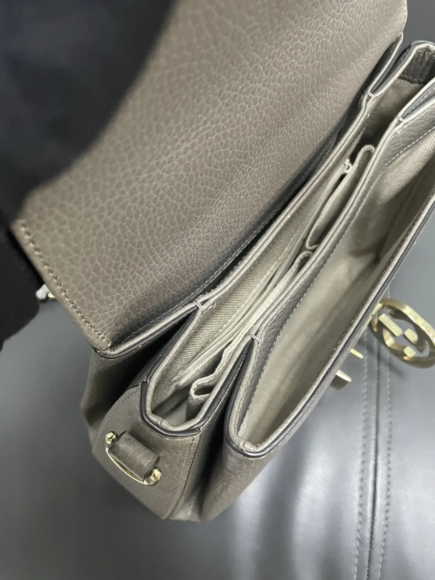 GUCCI Interlock G Tote Top Handle Gray Bag GUCCI Interlock G Tote Top Handle Gray Bag