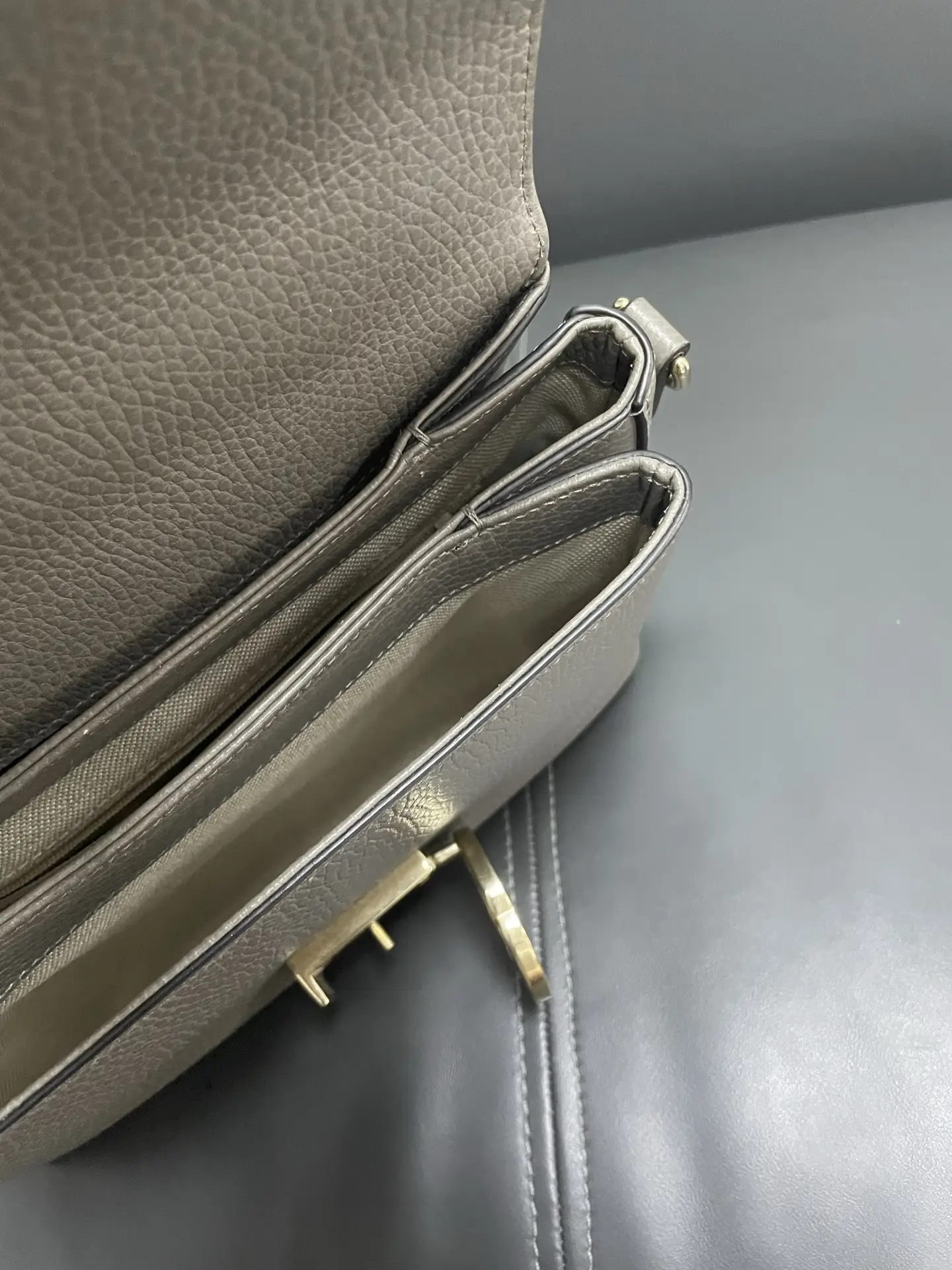 GUCCI Interlock G Tote Top Handle Gray Bag GUCCI Interlock G Tote Top Handle Gray Bag