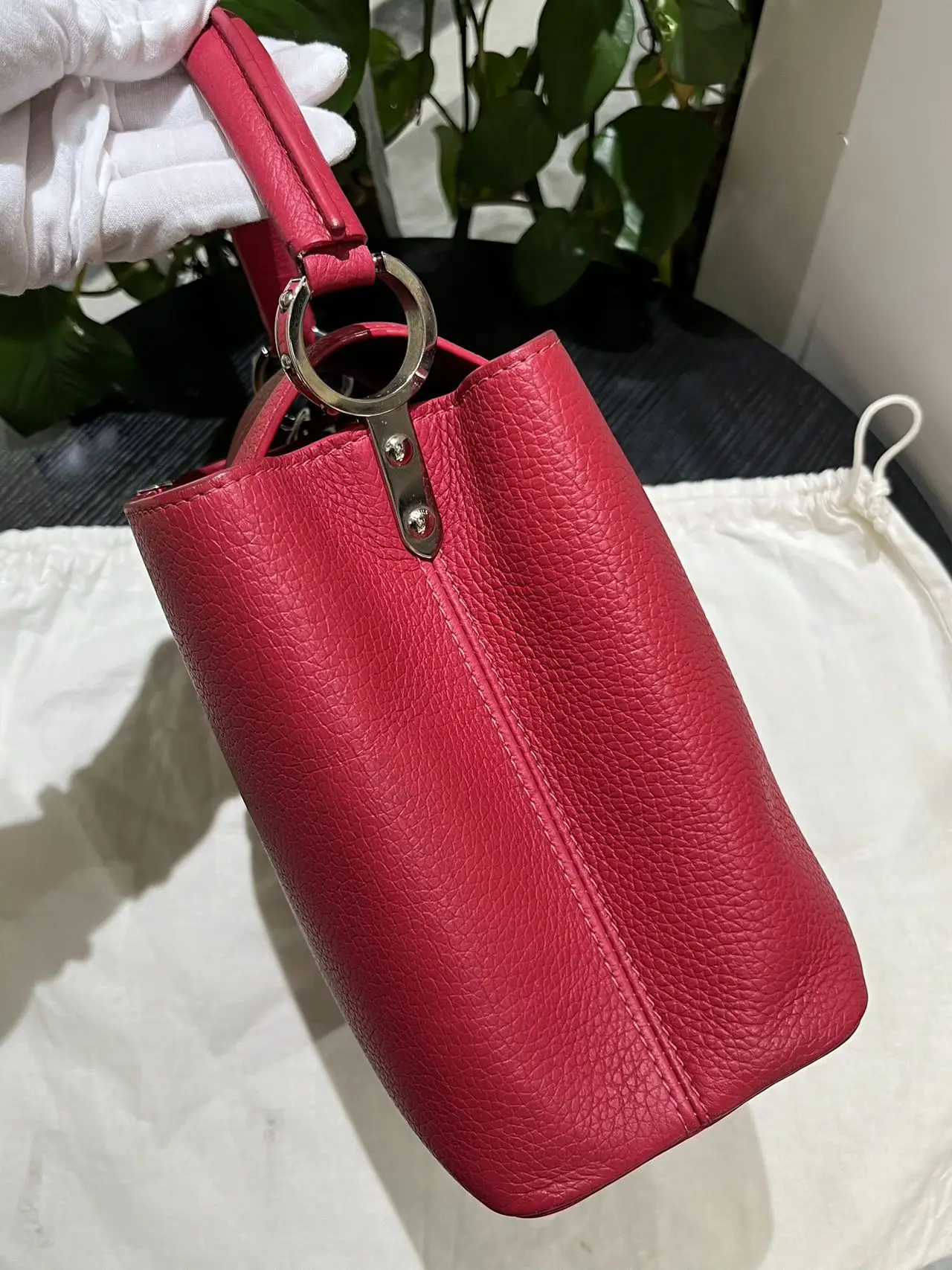 LOUIS VUITTON Capucines MM Handbag Red Grained Leather LOUIS VUITTON Capucines MM Handbag Red Grained Leather