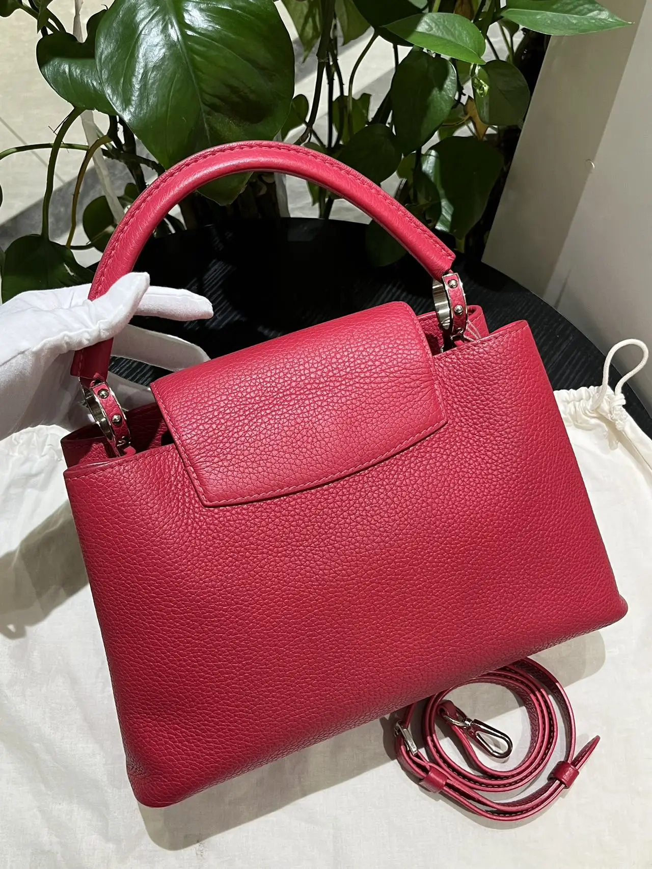 LOUIS VUITTON Capucines MM Handbag Red Grained Leather LOUIS VUITTON Capucines MM Handbag Red Grained Leather