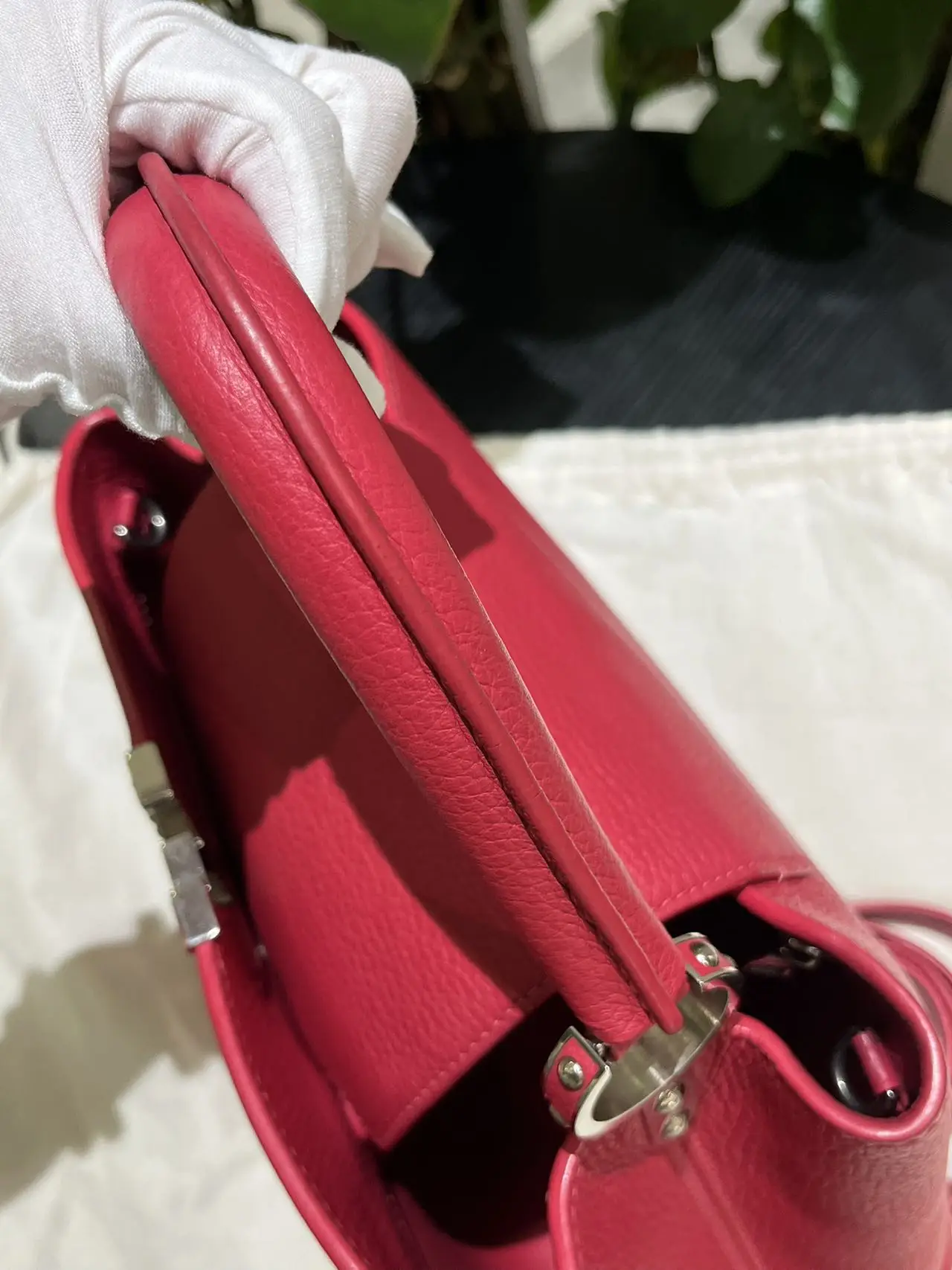 LOUIS VUITTON Capucines MM Handbag Red Grained Leather LOUIS VUITTON Capucines MM Handbag Red Grained Leather