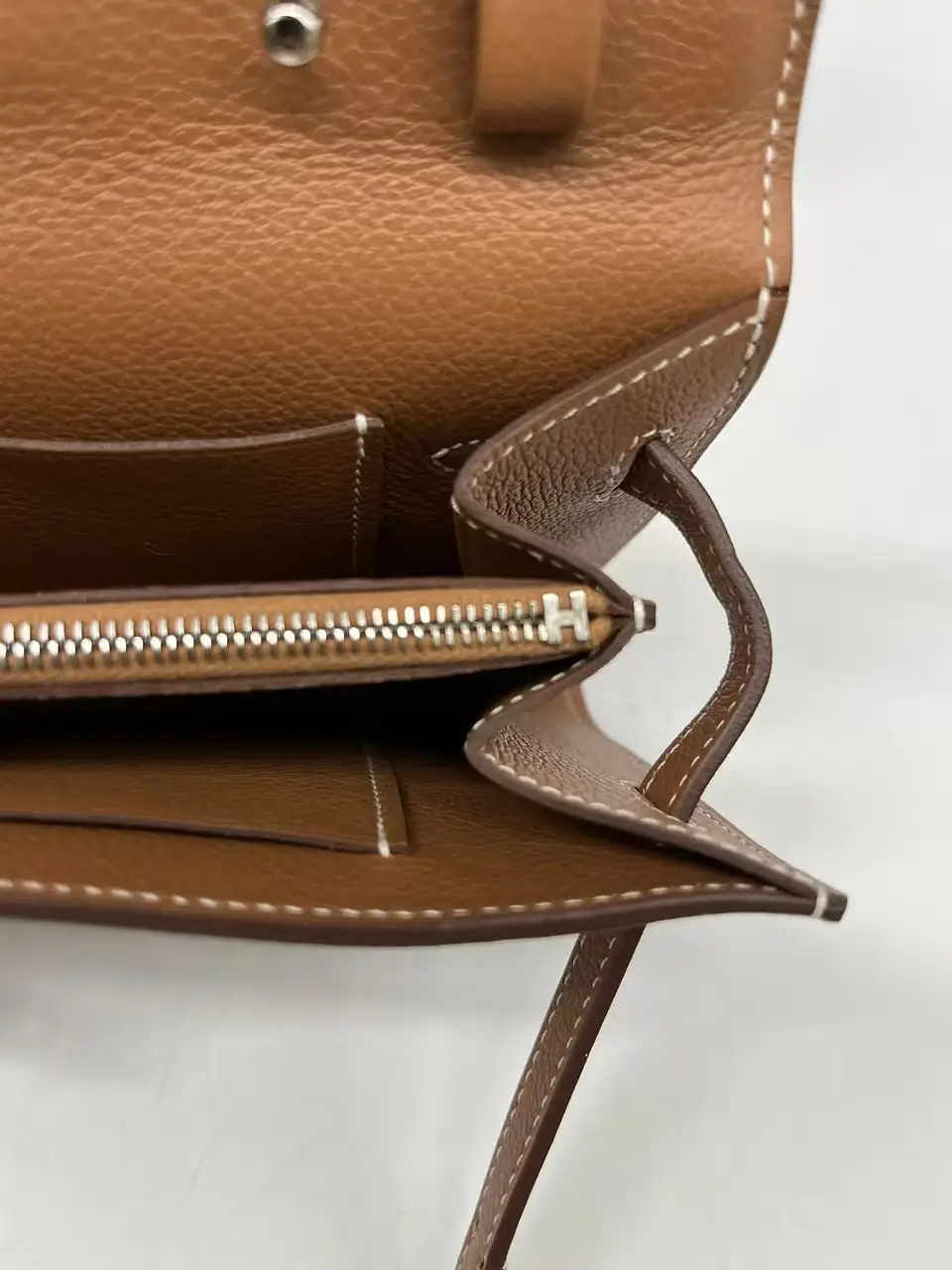 Hermès Kelly To Go Gold Epsom Gold Hardware Hermès Kelly To Go Gold Epsom Gold Hardware