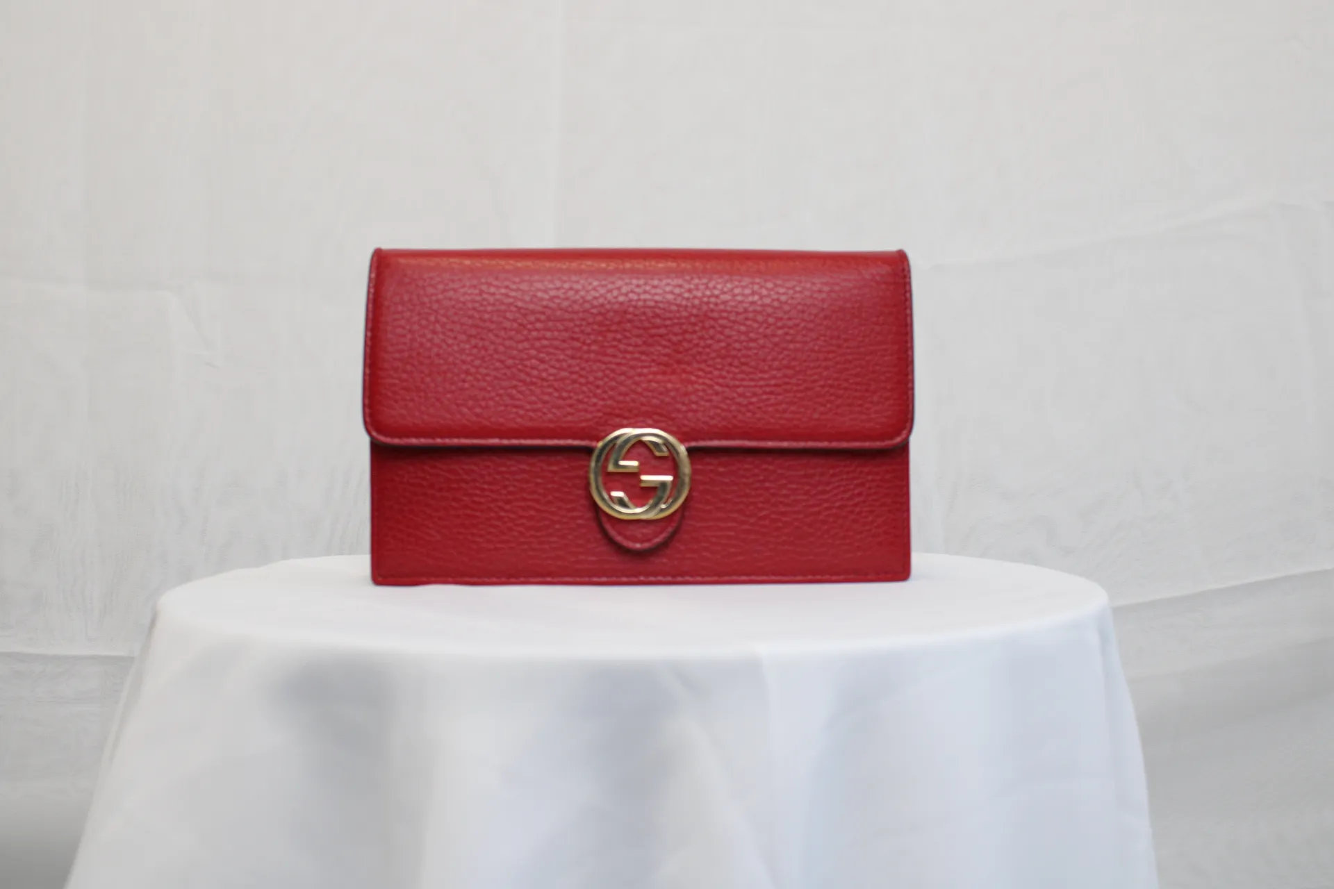 Gucci Interlocking Wallet On Chain in Red Gucci Interlocking Wallet On Chain in Red