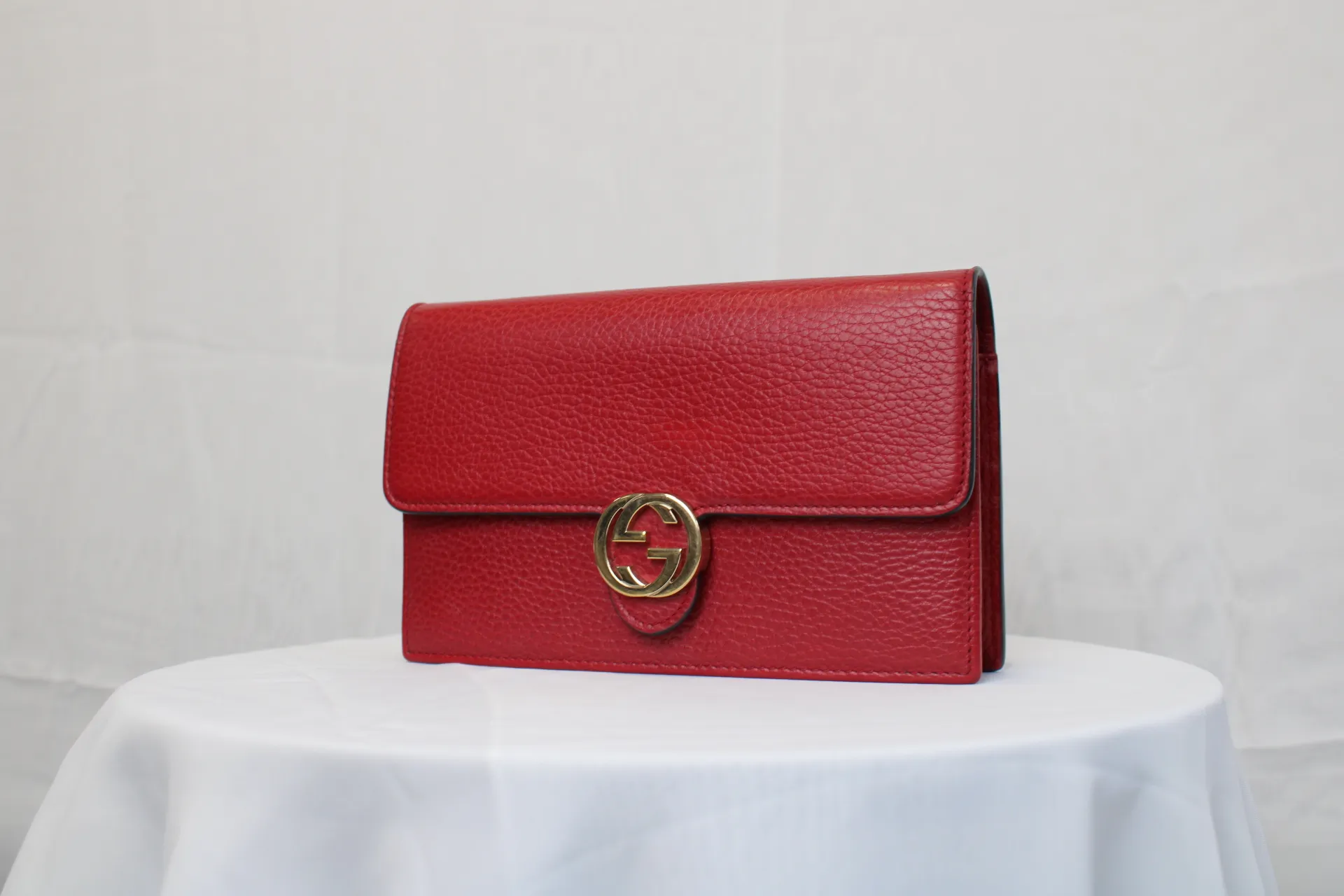 Gucci Interlocking Wallet On Chain in Red Gucci Interlocking Wallet On Chain in Red