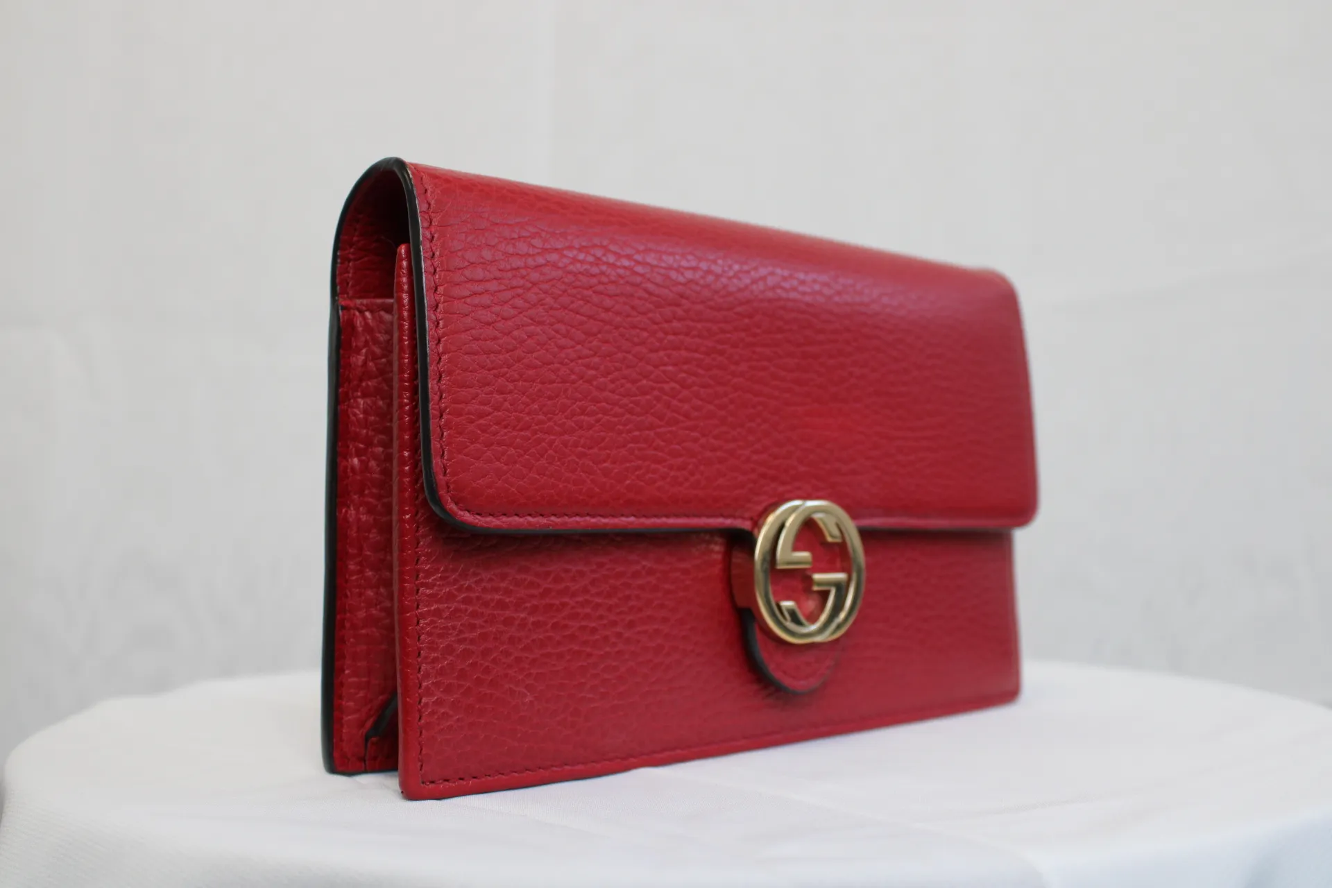 Gucci Interlocking Wallet On Chain in Red Gucci Interlocking Wallet On Chain in Red
