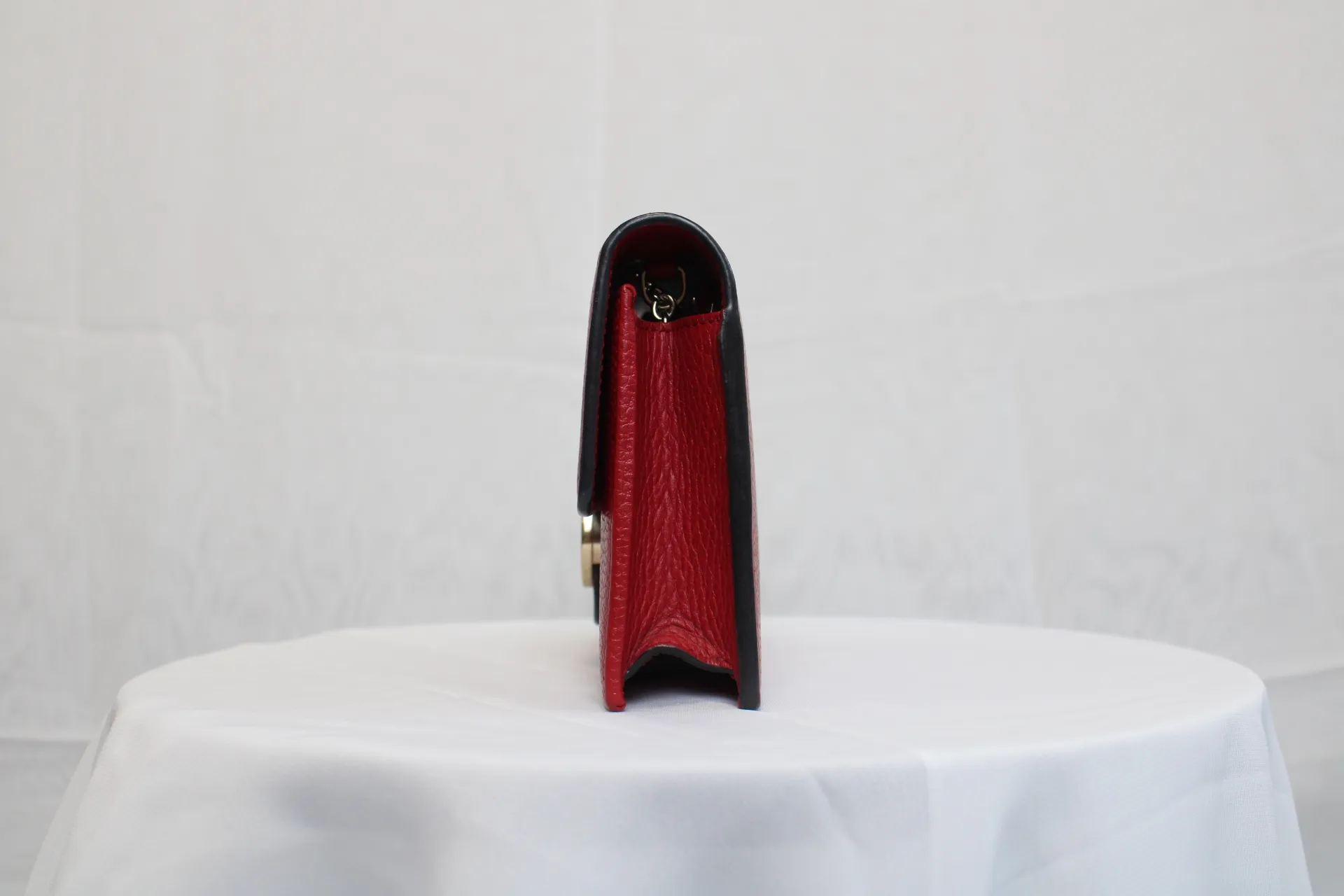 Gucci Interlocking Wallet On Chain in Red Gucci Interlocking Wallet On Chain in Red