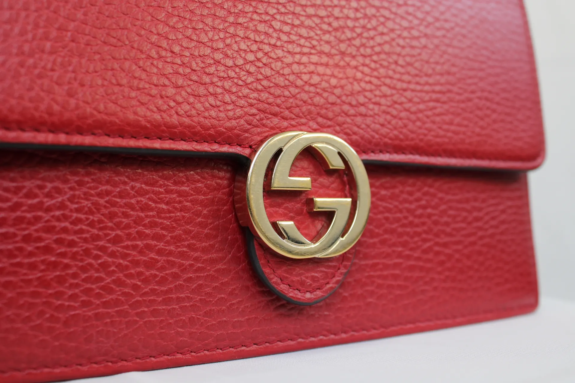 Gucci Interlocking Wallet On Chain in Red Gucci Interlocking Wallet On Chain in Red