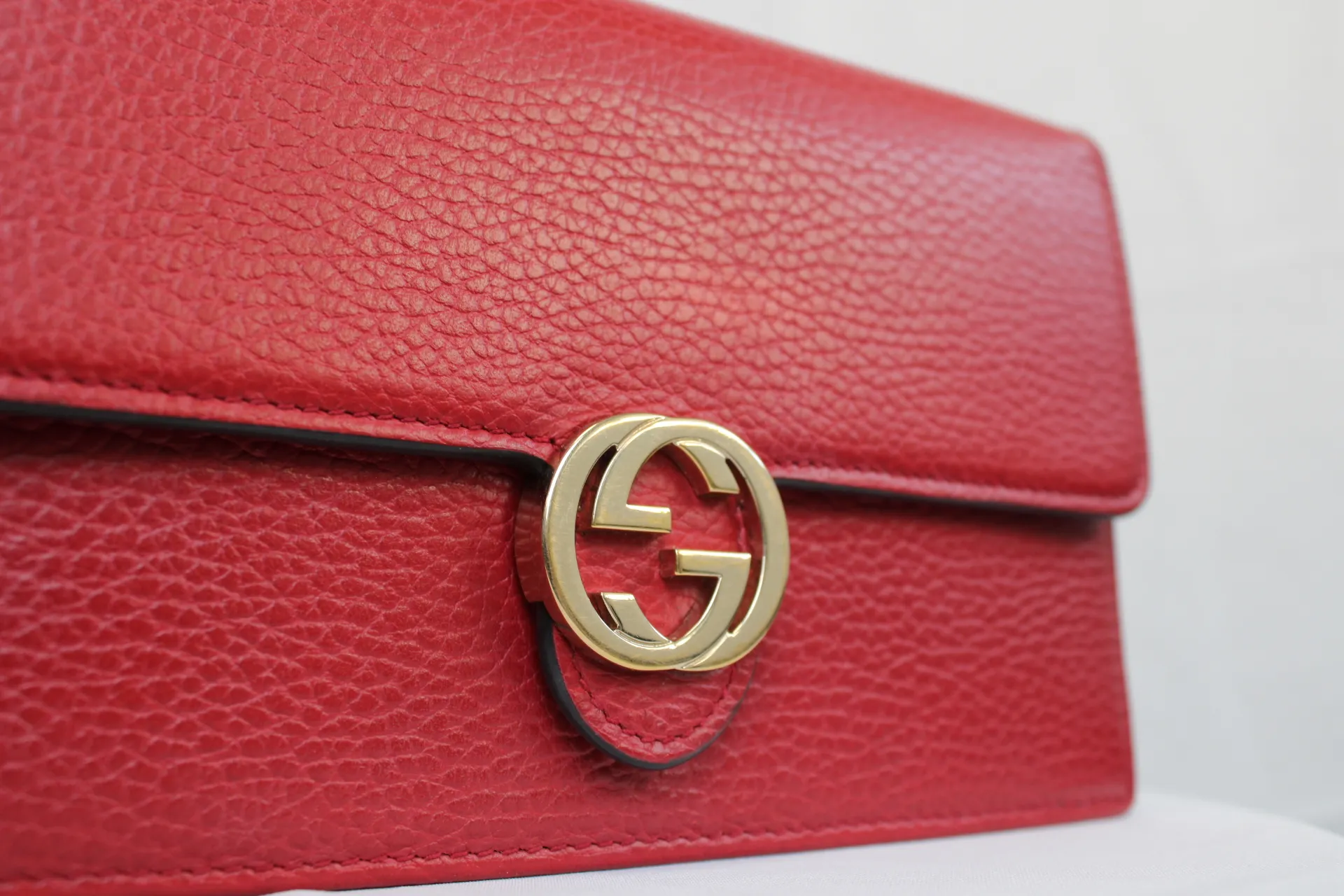 Gucci Interlocking Wallet On Chain in Red Gucci Interlocking Wallet On Chain in Red
