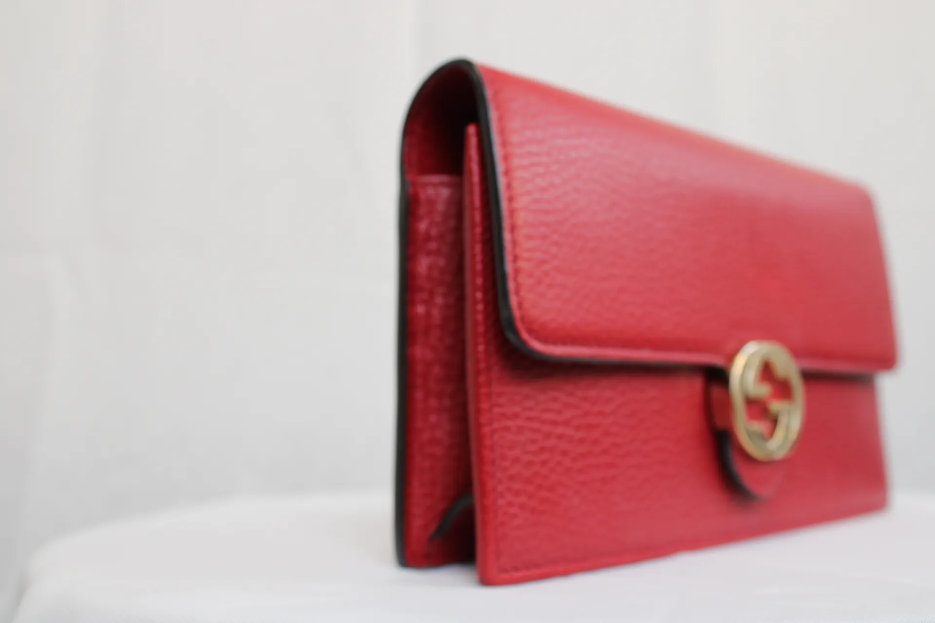 Gucci Interlocking Wallet On Chain in Red Gucci Interlocking Wallet On Chain in Red