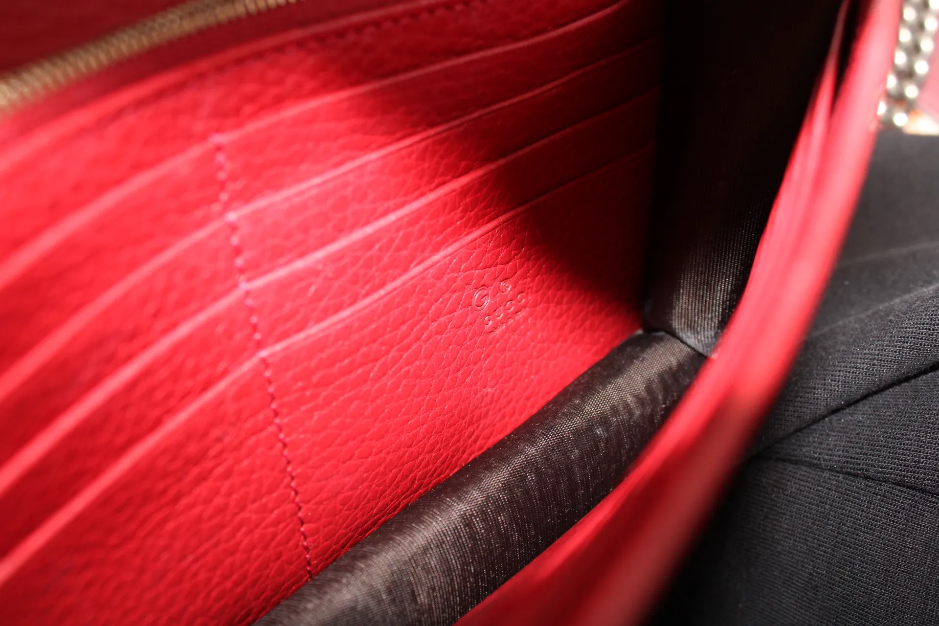 Gucci Interlocking Wallet On Chain in Red Gucci Interlocking Wallet On Chain in Red