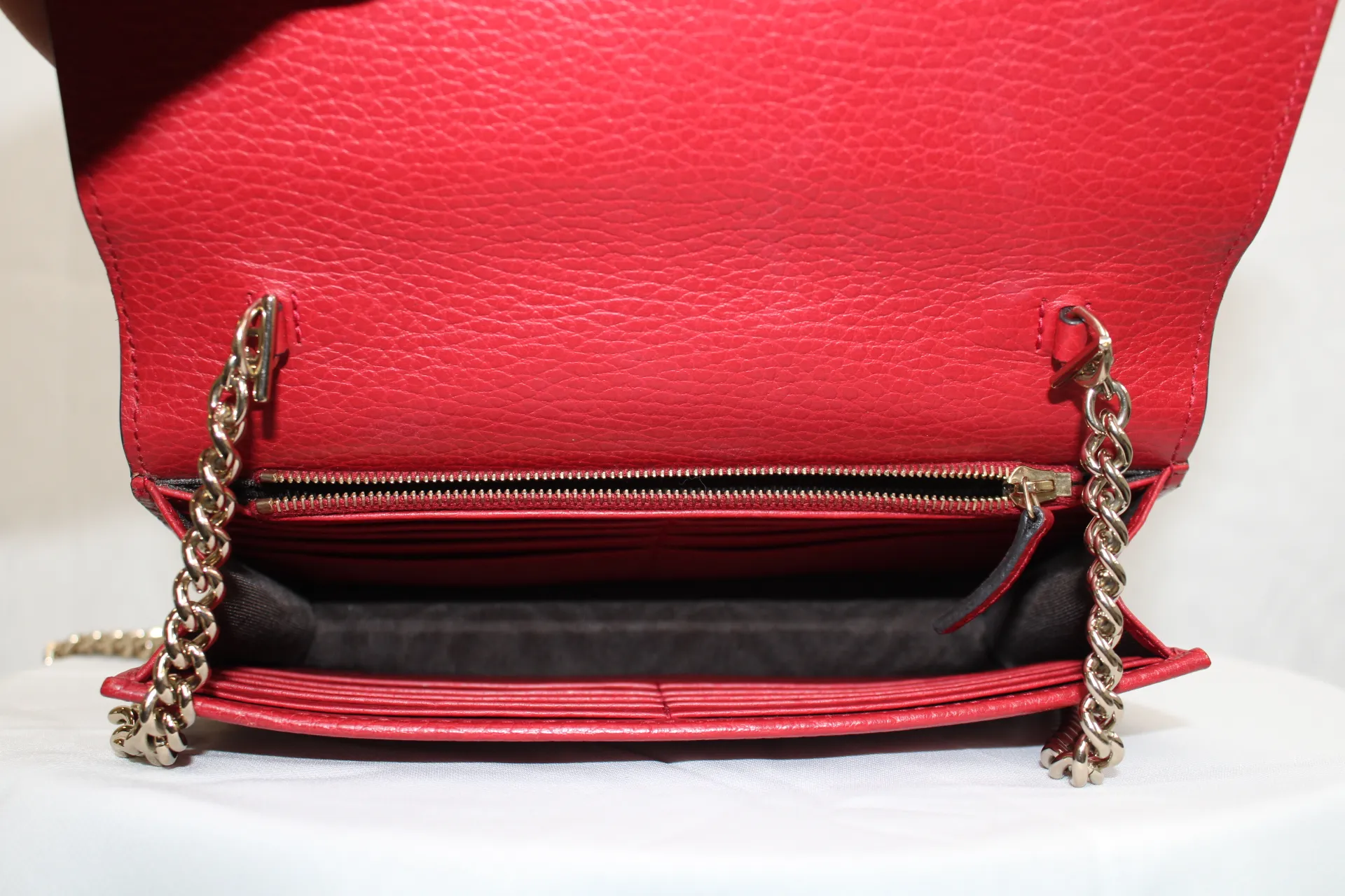 Gucci Interlocking Wallet On Chain in Red Gucci Interlocking Wallet On Chain in Red