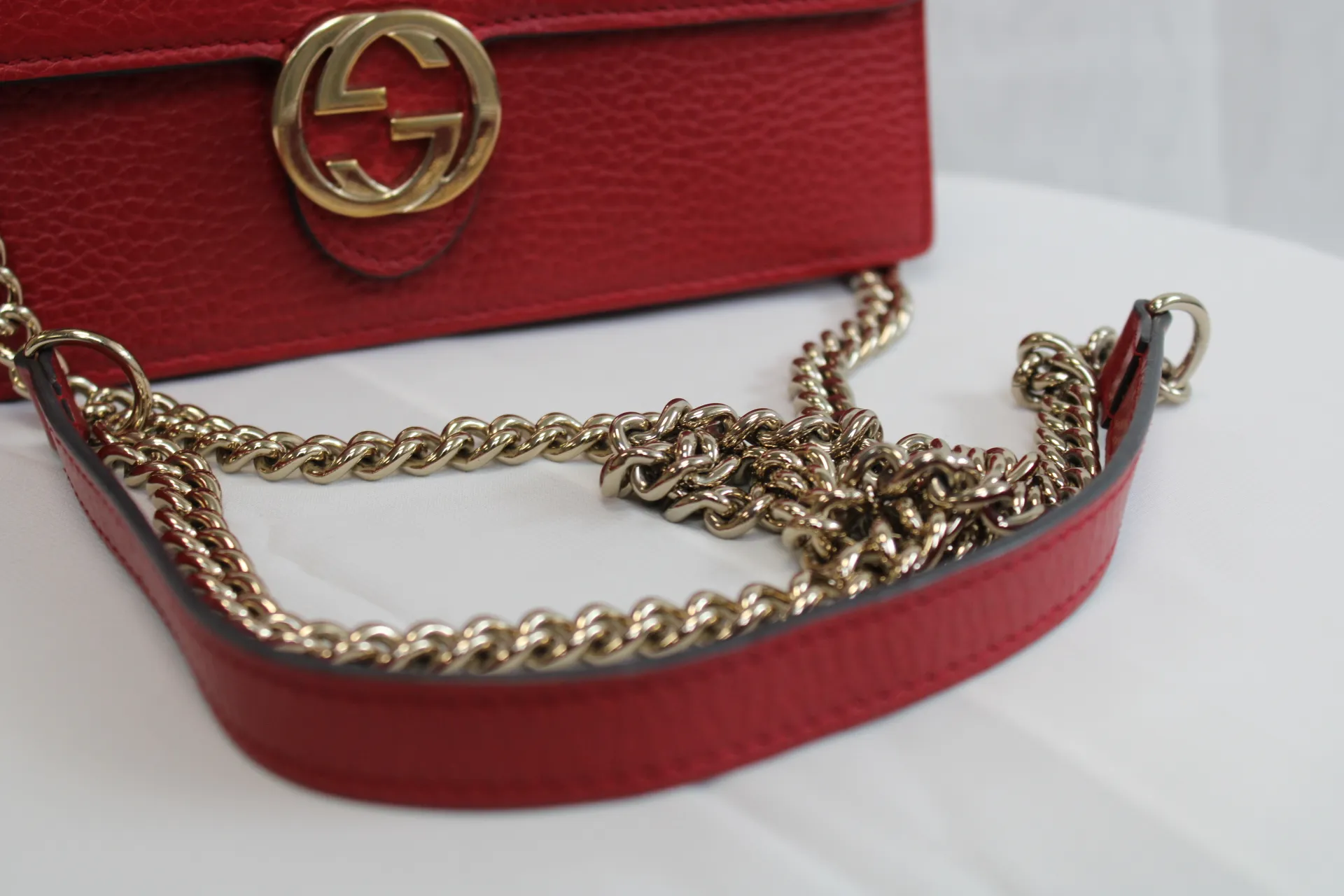 Gucci Interlocking Wallet On Chain in Red Gucci Interlocking Wallet On Chain in Red