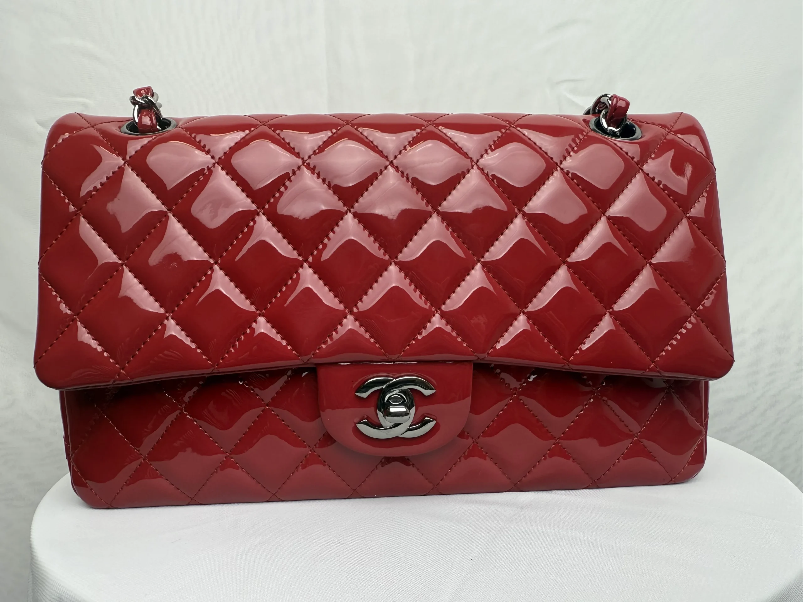CHANEL Classic Flap Handbag Red Patent Leather New CHANEL Classic Flap Handbag Red Patent Leather New
