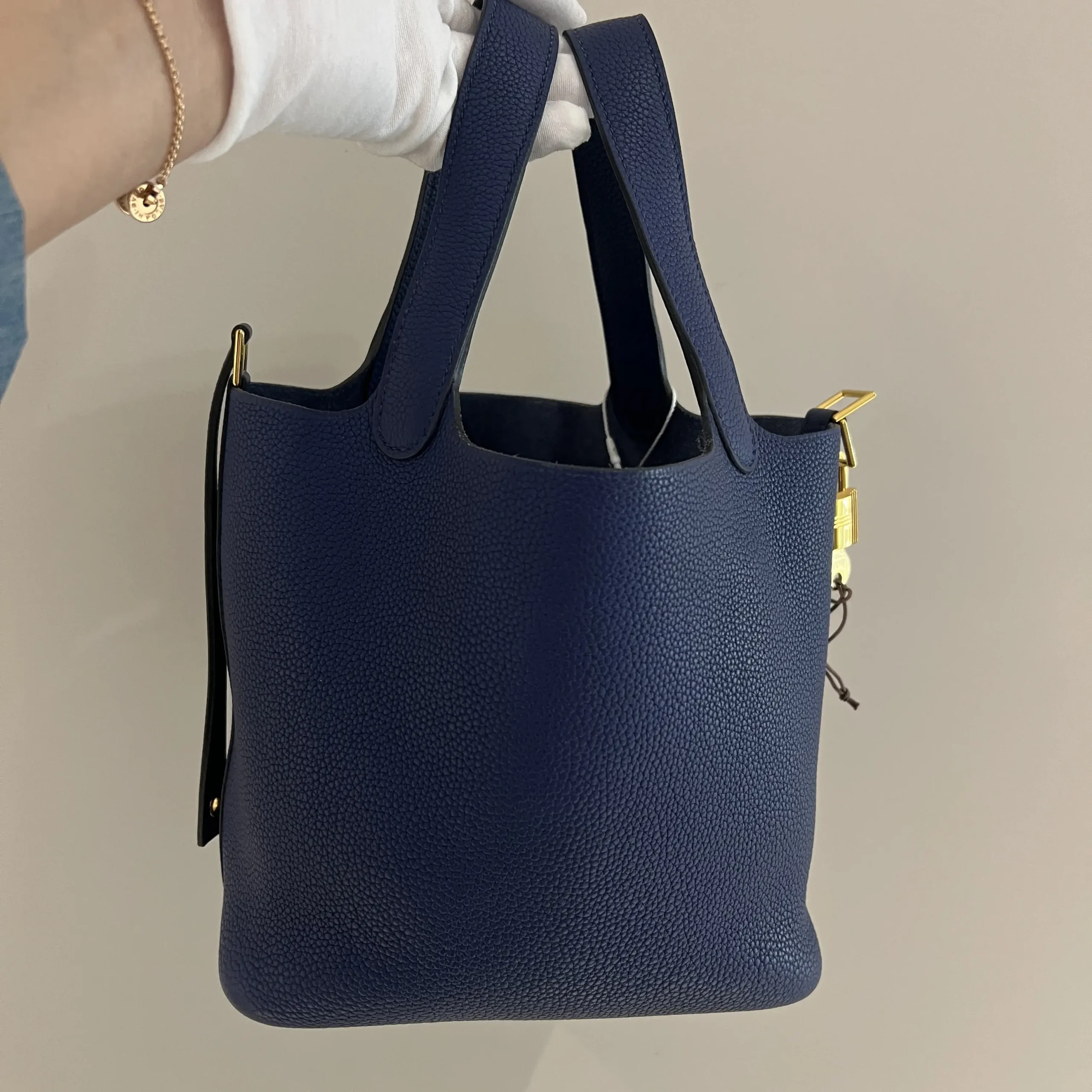 HERMÈS Pocotin 18 Eclat Bag in Blue Leather HERMÈS Pocotin 18 Eclat Bag in Blue Leather