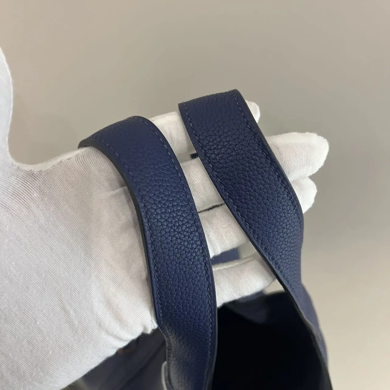 HERMÈS Pocotin 18 Eclat Bag in Blue Leather HERMÈS Pocotin 18 Eclat Bag in Blue Leather