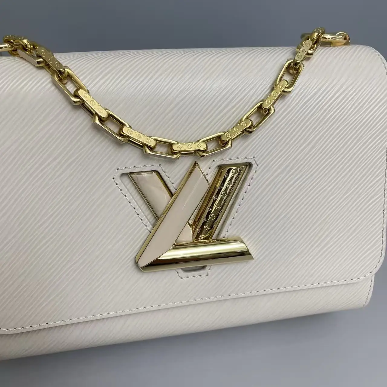 Louis Vuitton Twist MM Chain Bag Louis Vuitton Twist MM Chain Bag