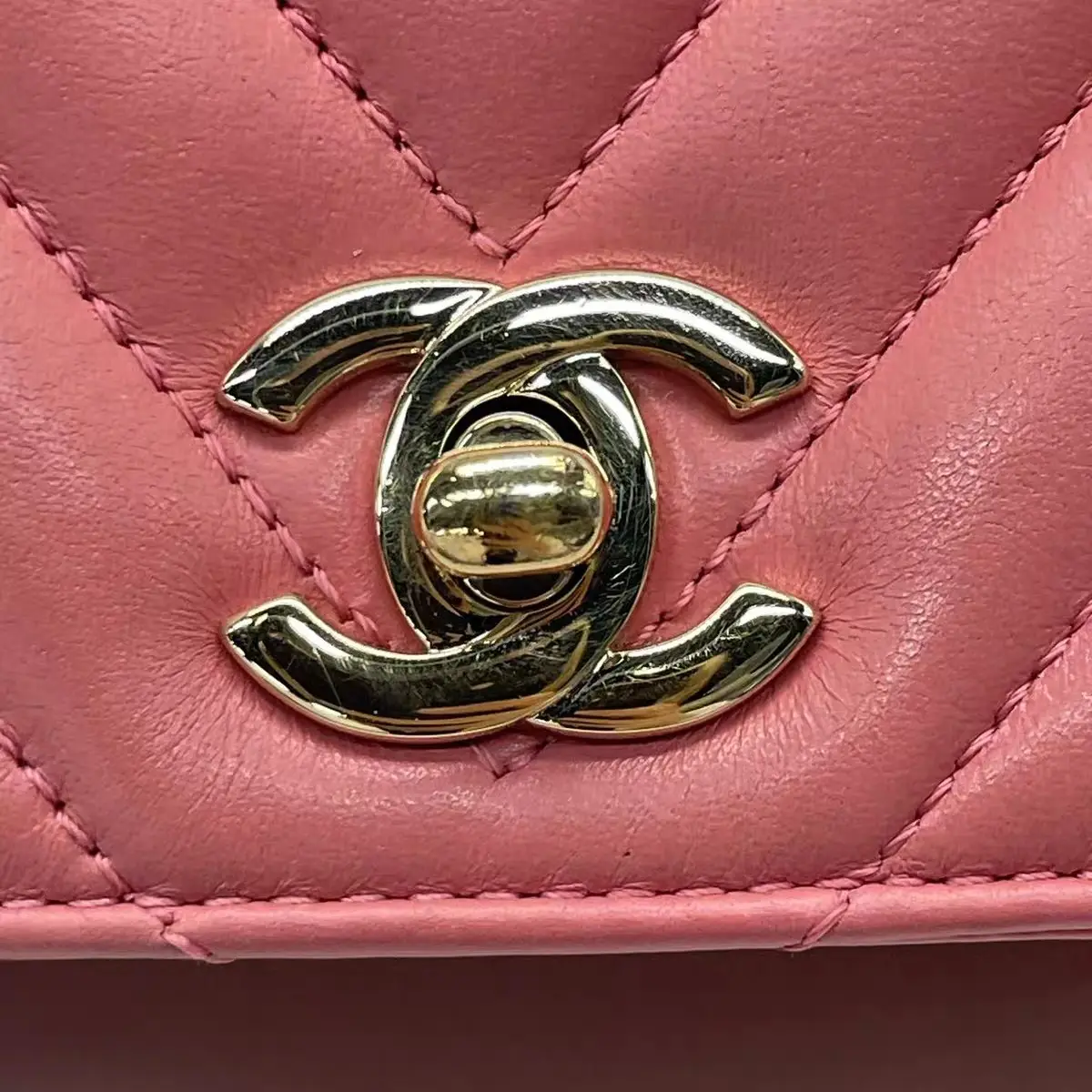 CHANEL Small Chevron Classic Flap Bag Pink Leather CHANEL Small Chevron Classic Flap Bag Pink Leather