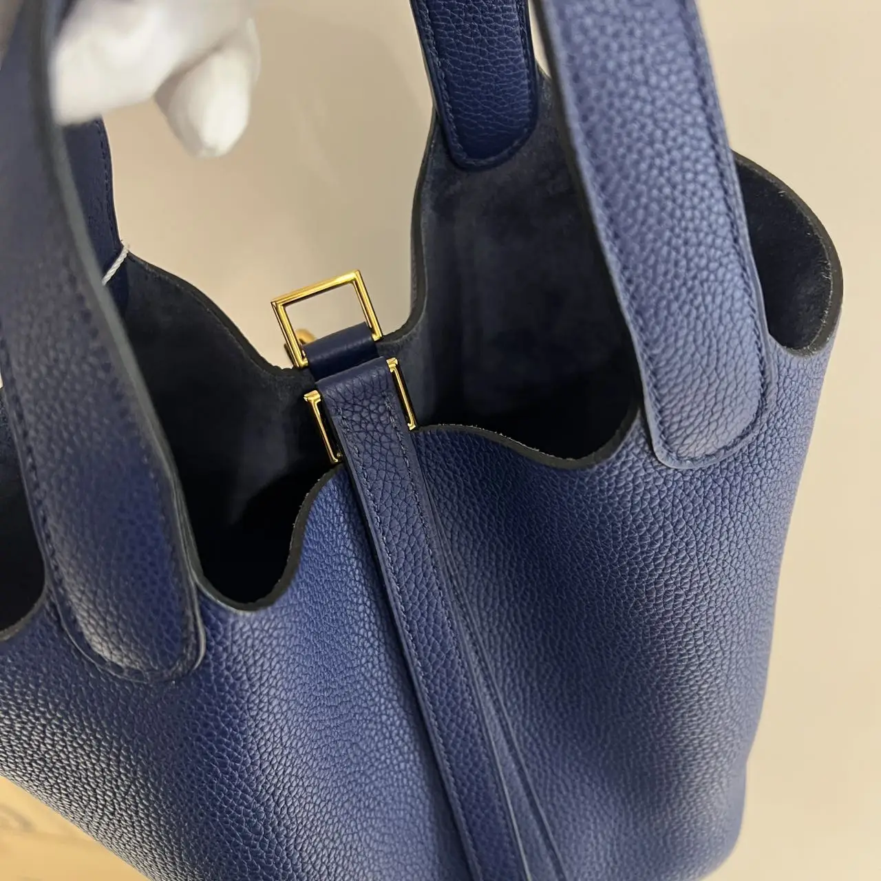 HERMÈS Pocotin 18 Eclat Bag in Blue Leather HERMÈS Pocotin 18 Eclat Bag in Blue Leather