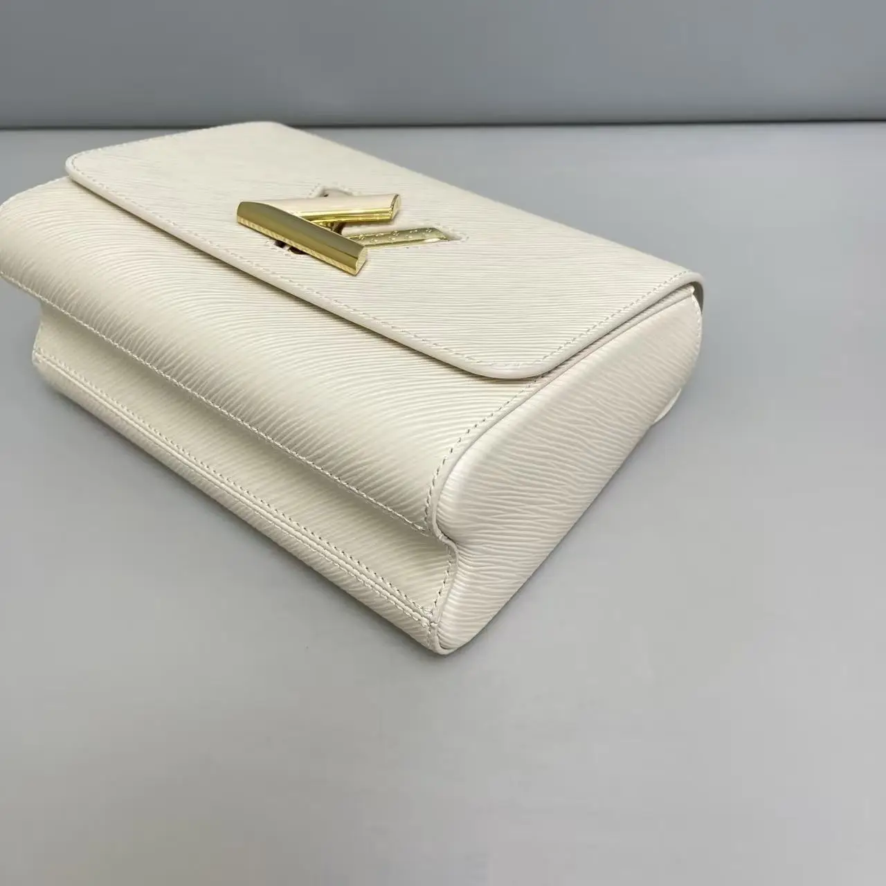 Louis Vuitton Twist MM Chain Bag Louis Vuitton Twist MM Chain Bag