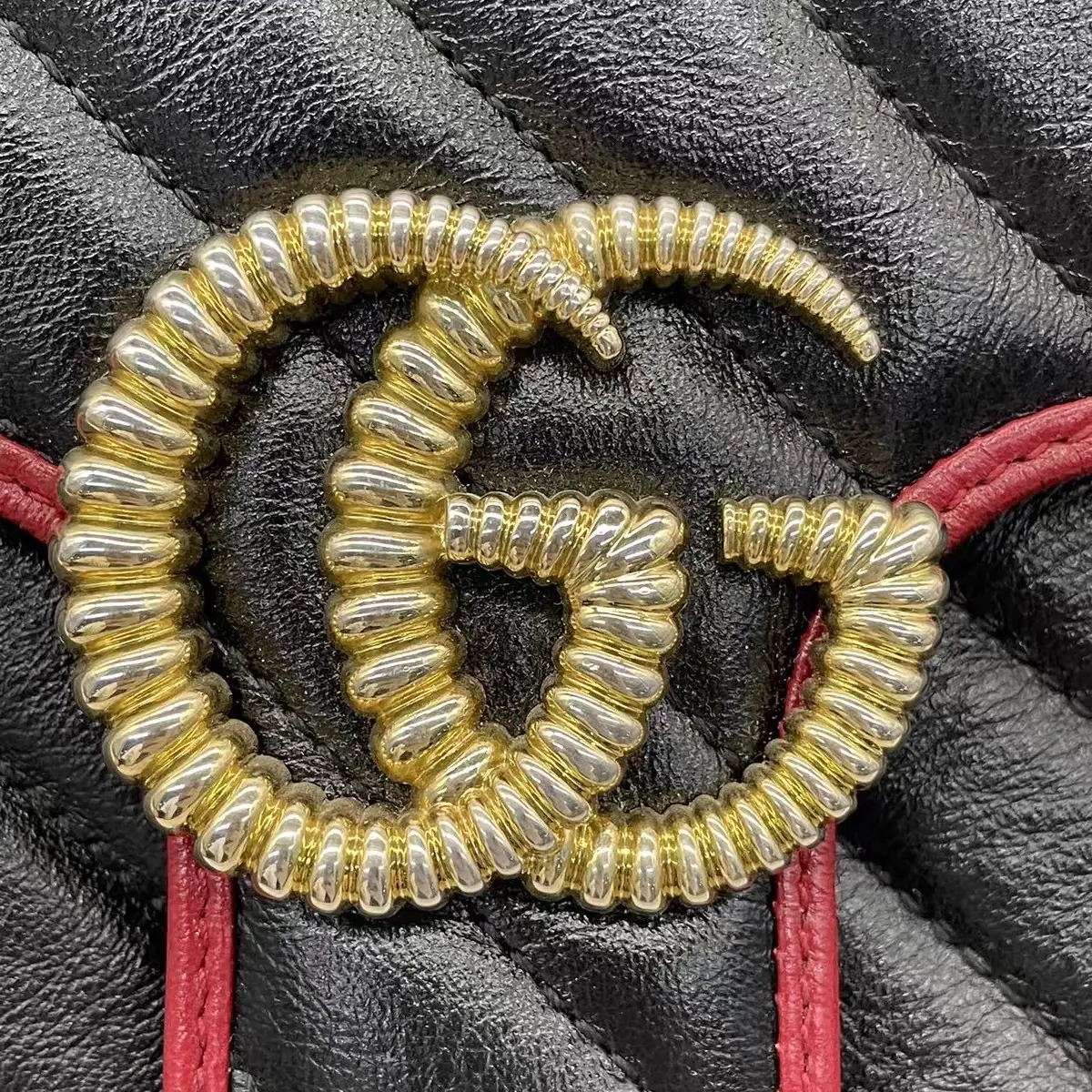 GUCCI GG Marmont Medium Shoulder Bag GUCCI GG Marmont Medium Shoulder Bag