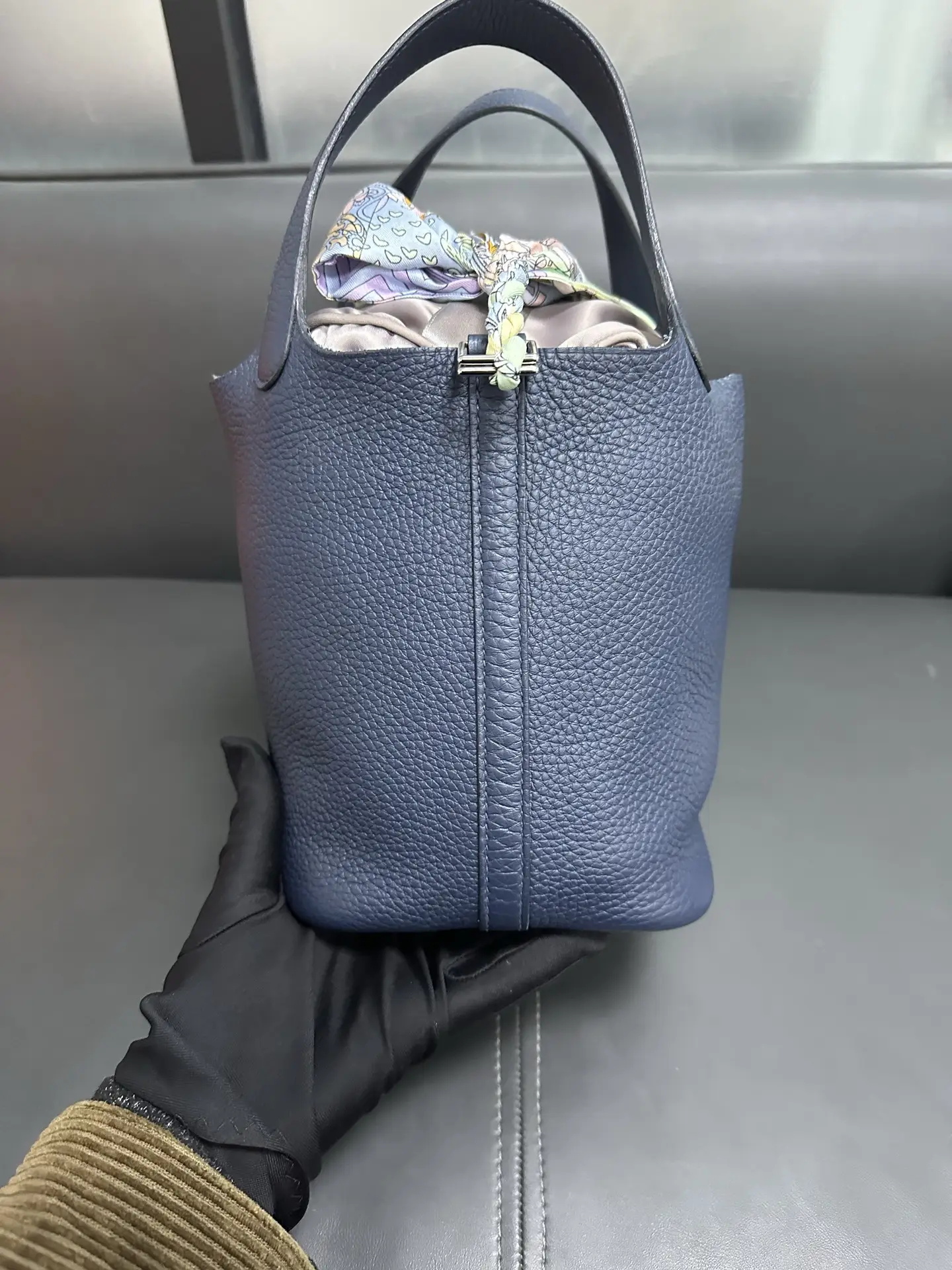 HERMÈS Pocotin 18 Eclat Bag in Blue Leather HERMÈS Pocotin 18 Eclat Bag in Blue Leather