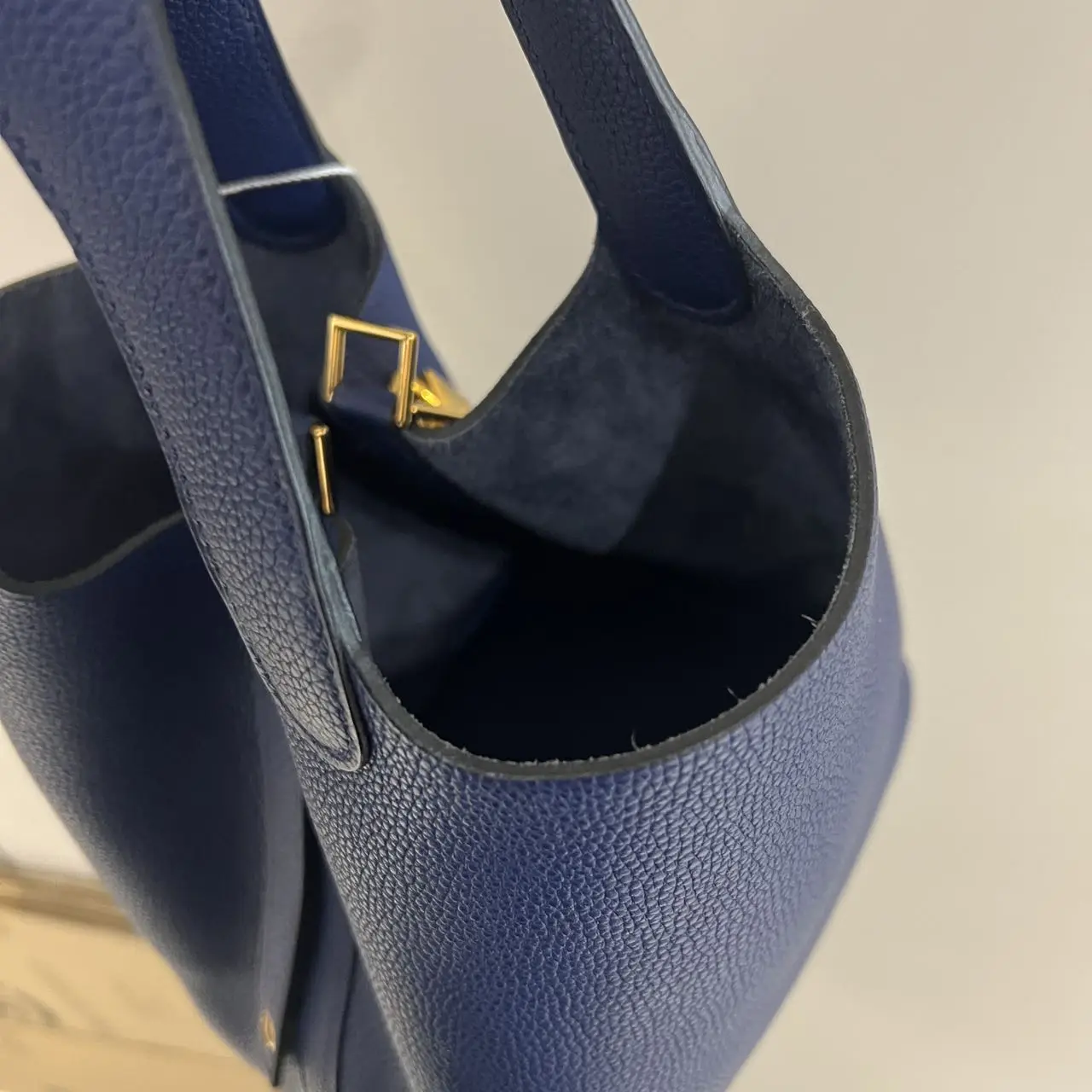 HERMÈS Pocotin 18 Eclat Bag in Blue Leather HERMÈS Pocotin 18 Eclat Bag in Blue Leather