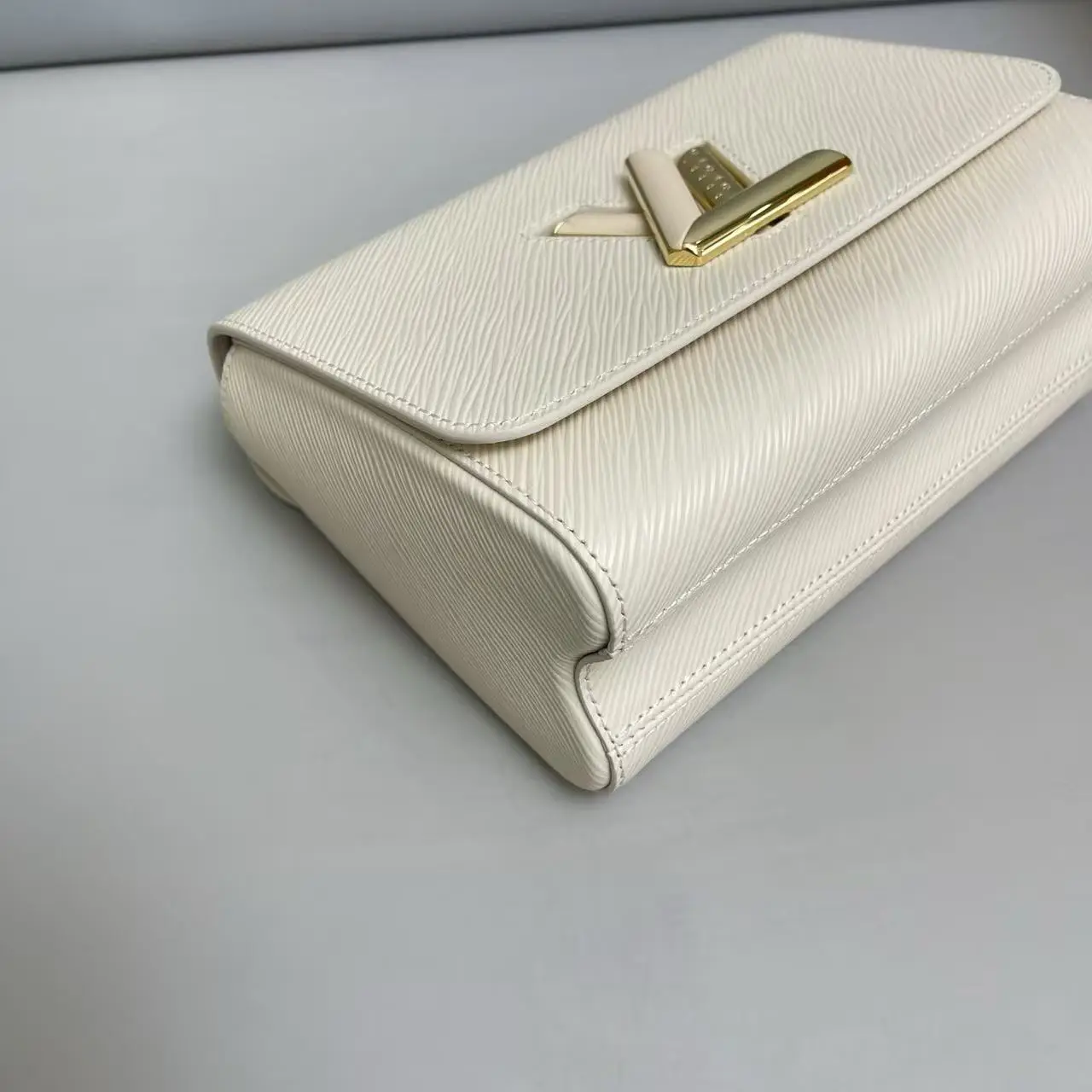 Louis Vuitton Twist MM Chain Bag Louis Vuitton Twist MM Chain Bag