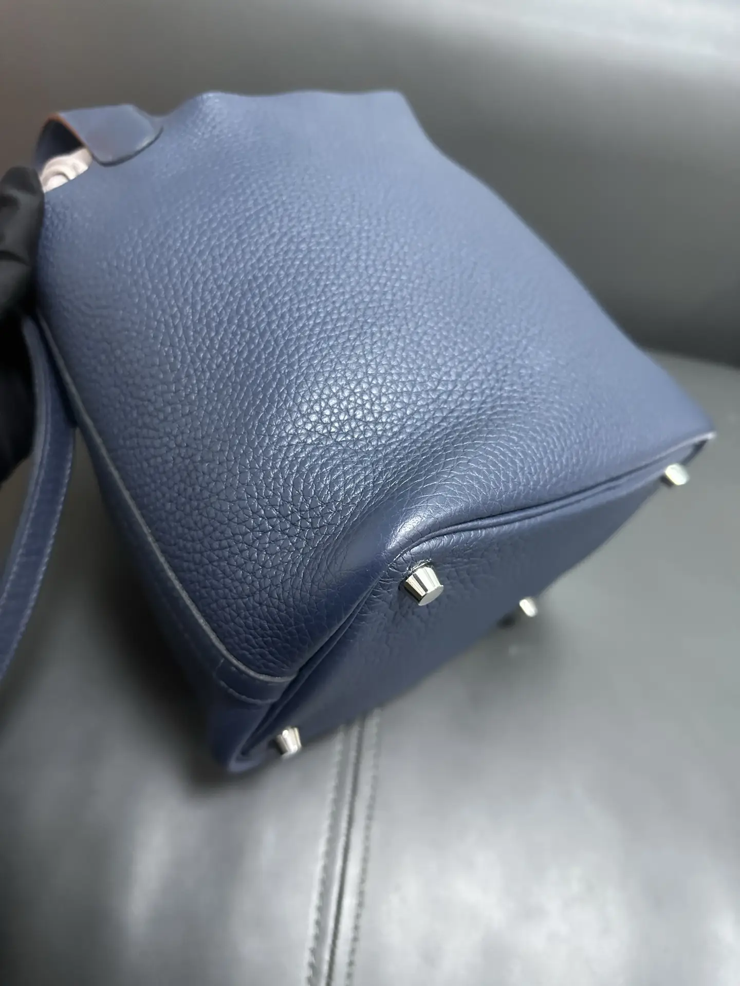 HERMÈS Pocotin 18 Eclat Bag in Blue Leather HERMÈS Pocotin 18 Eclat Bag in Blue Leather