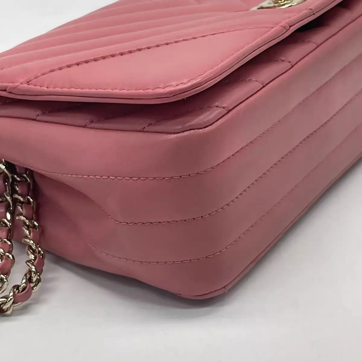 CHANEL Small Chevron Classic Flap Bag Pink Leather CHANEL Small Chevron Classic Flap Bag Pink Leather
