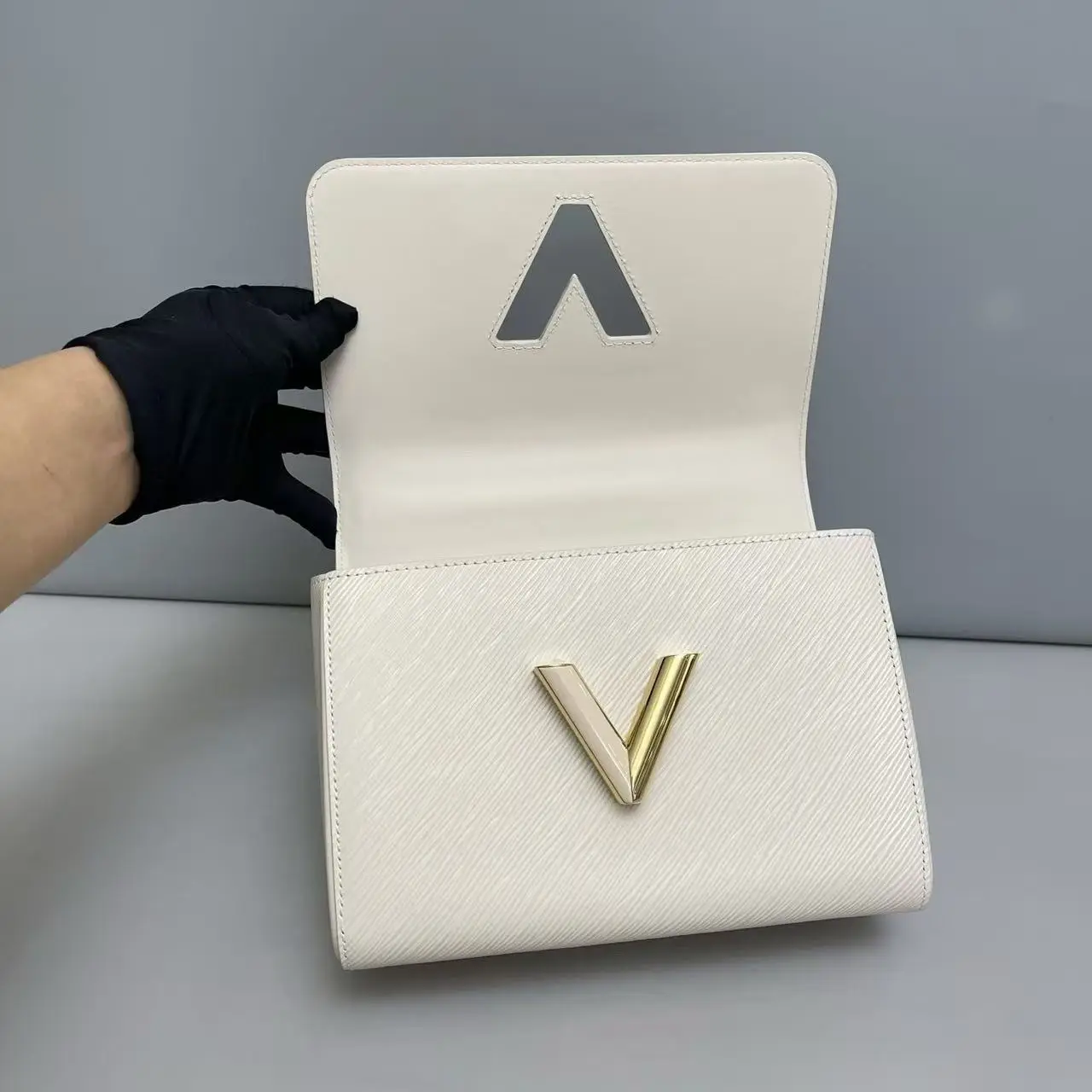 Louis Vuitton Twist MM Chain Bag Louis Vuitton Twist MM Chain Bag