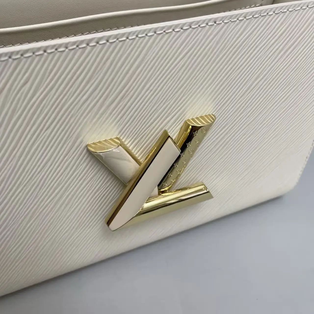 Louis Vuitton Twist MM Chain Bag Louis Vuitton Twist MM Chain Bag