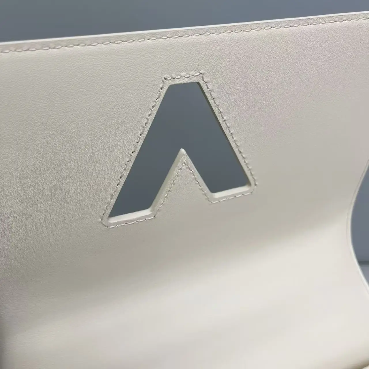 Louis Vuitton Twist MM Chain Bag Louis Vuitton Twist MM Chain Bag